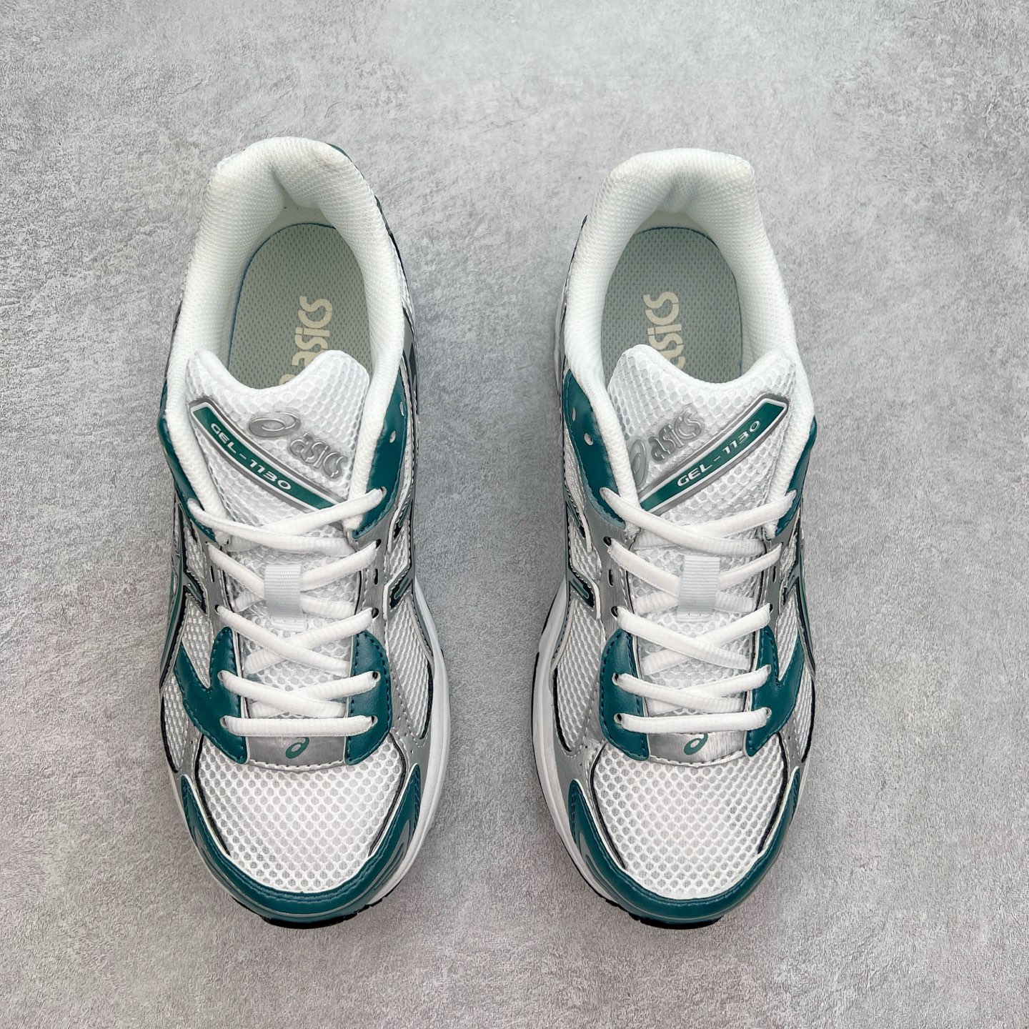 图片[2]-Asics Gel-1130 亚瑟士系列低帮复古休闲运动慢跑鞋 整双鞋在鞋面部分选用网眼布与皮革相互连接，在鞋面银色金属质感的线条中，ASICS 品牌标志性的虎爪 Logo 出现在鞋身侧面，既展现出复古美感，又加深了整双鞋的层次感。搭载着 Ortholite 鞋垫，之后再辅以 GEL 缓震胶中底和耐磨大底，在提升上脚舒适性的同时，在缓震脚感以及耐磨抓地力方面也能满足日常运动需求。尺码：36 37 37.5 38 39.5 40 40.5 41.5 42 42.5 43.5 44 45-选品中心