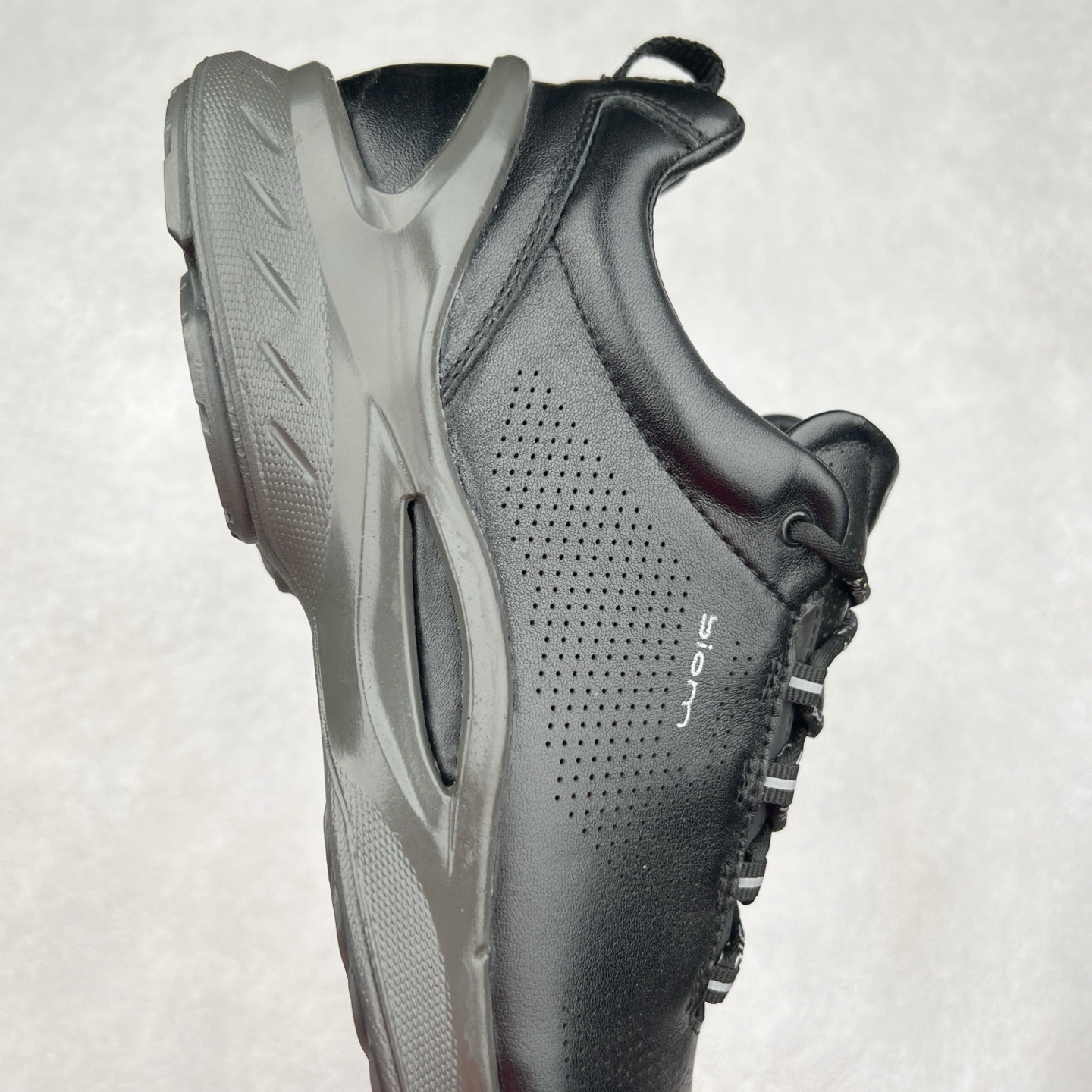 图片[6]-ECCO爱步男士15周年 运动休闲鞋 轻便缓震跑步鞋 健步BIOMC 市面最高版本 甄选优质皮面搭配纺织衬里，脚感柔软舒适，透气不闷脚 鞋舌及鞋垫上的周年LOGO设计 纪念属于BIOM的15载生机之旅 自然律动科技，符合人体工学鞋楦，贴近足部天然形态 直接注塑工艺连接鞋面与鞋底，一体成型，合脚稳固 橡胶外底适应多种形态，抓地耐磨，稳定支撑 都市探索 步履悠然 尺码：39 40 41 42 43 44 （正常码）-选品中心