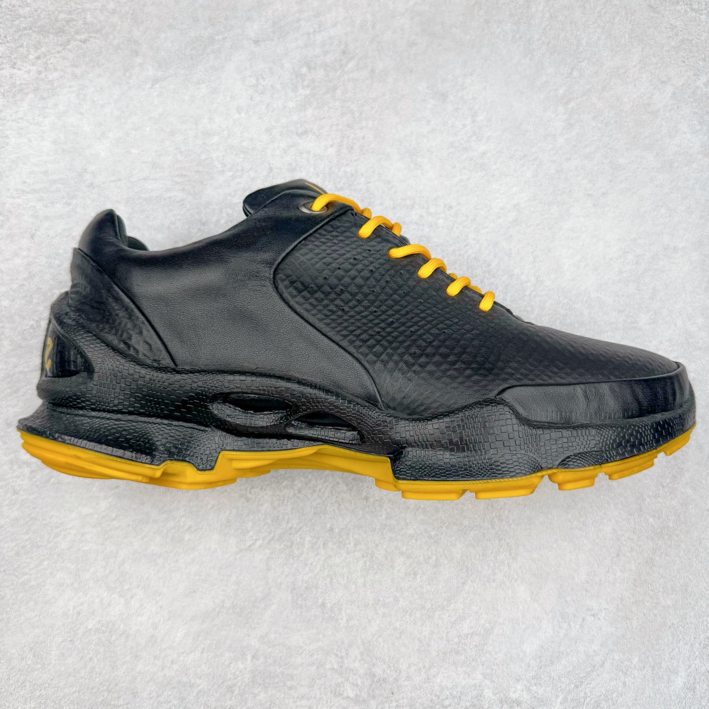 ECCO爱步男士15周年 运动休闲鞋 轻便缓震跑步鞋 健步BIOMC 市面最高版本 甄选优质皮面搭配纺织衬里，脚感柔软舒适，透气不闷脚 鞋舌及鞋垫上的周年LOGO设计 纪念属于BIOM的15载生机之旅 自然律动科技，符合人体工学鞋楦，贴近足部天然形态 直接注塑工艺连接鞋面与鞋底，一体成型，合脚稳固 橡胶外底适应多种形态，抓地耐磨，稳定支撑 都市探索 步履悠然 尺码：39 40 41 42 43 44 （正常码）-选品中心