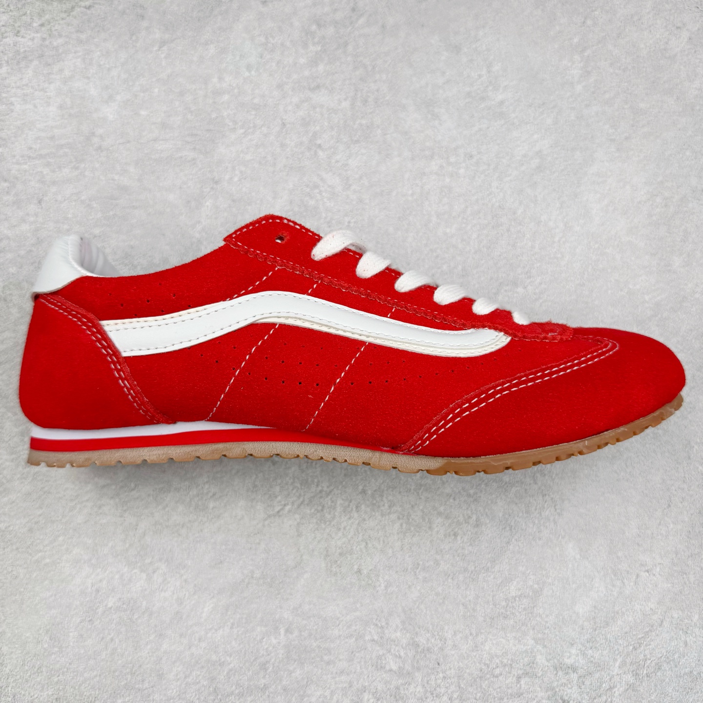 Vans Super Low Pro 红色 范斯官方 复古薄底德训鞋 以经典 Vans Serio 为灵感，全新复刻 Style 84。EVA 泡沫鞋垫与橡胶华夫底强强联合，柔软鞋舌与轻薄内里默契加持，薄底也能拥有舒适脚感。自带复古感，鞋体更轻便，脚感更加舒适，春夏必备鞋品，简单又舒适的复古薄底鞋，张扬热烈的红❤️日常搭配亮眼吸睛! 货号：VN000D83IZQ 尺码：35 36 36.5 37 38 38.5 39 40 40.5 41 42 42.5 43 44 45-选品中心