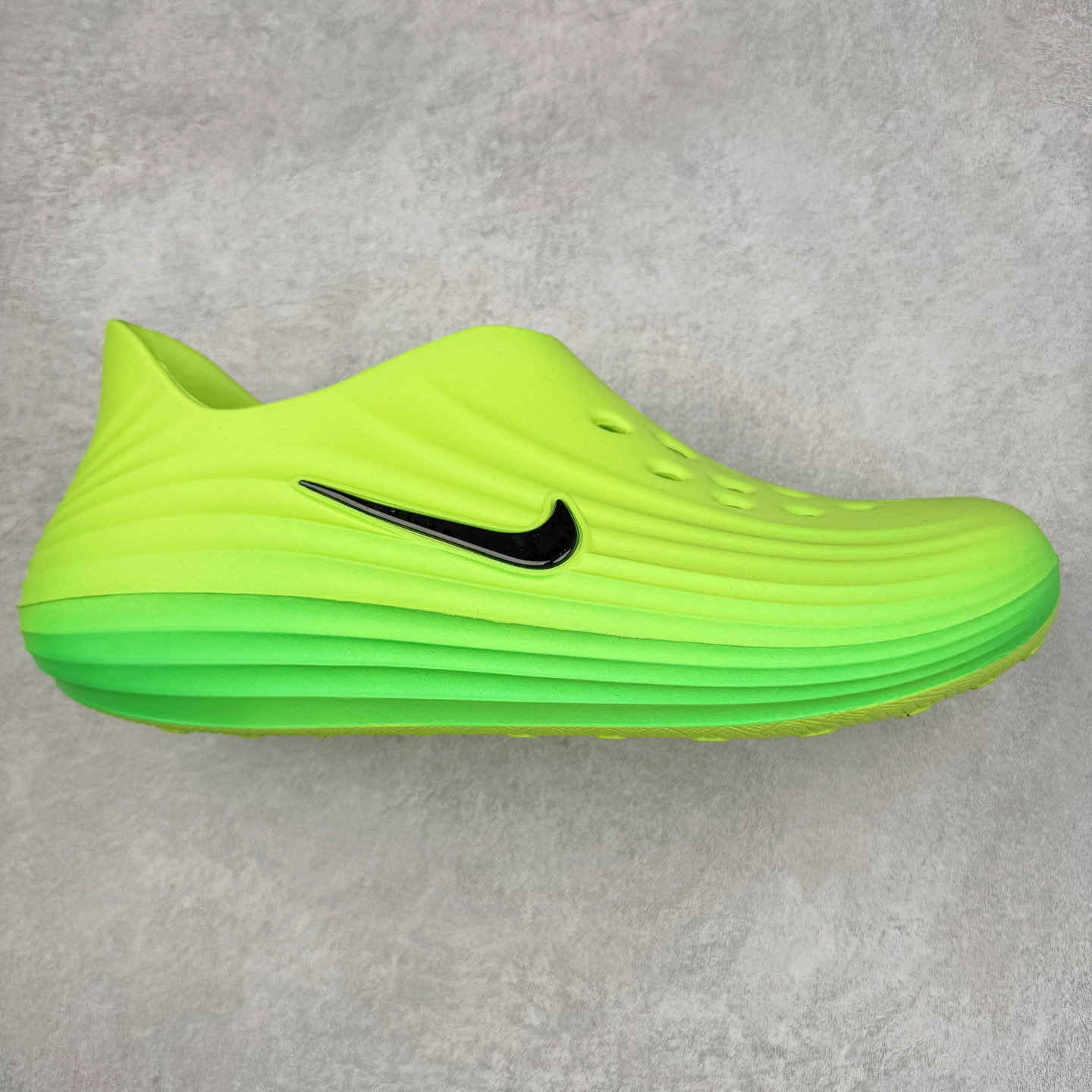 NK ReactX Rejuven8 简约舒适百搭洞洞鞋 从名字就能看出，这款鞋搭载了React X缓震科技，保证了舒适的脚感和轻盈的穿着体验。设计上，这双鞋采用了近几年非常流行的洞洞鞋风格，但特别之处在于加入了波浪纹路细节，让整个鞋型看起来更有立体感，视觉上也增添了几分现代感。尺码：36 36.5 37.5 38 38.5 39 40 40.5 41 42 42.5 43 44 44.5 45-选品中心