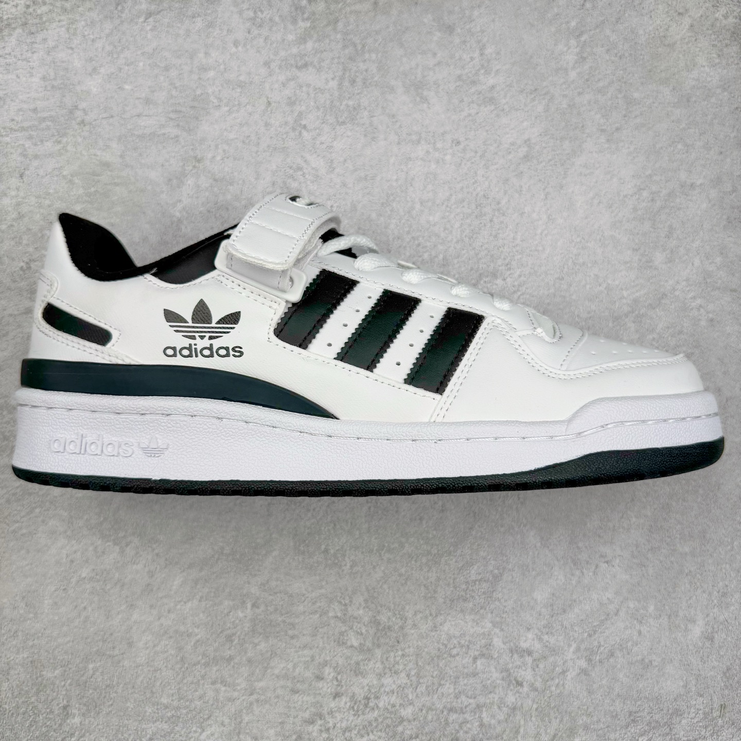 AD Forum 84 Low OG 低帮百搭潮流休闲运动板鞋 以复古篮球鞋的外形为基础 采用皮革拼接 简约百搭 更加贴合舒适 中底内侧网格造型起到点睛之笔 外底橡胶 更显复古 尺码:36 36.5 37.5 38 38.5 39 40 40.5 41 42 42.5 43 44 44.5 45-选品中心