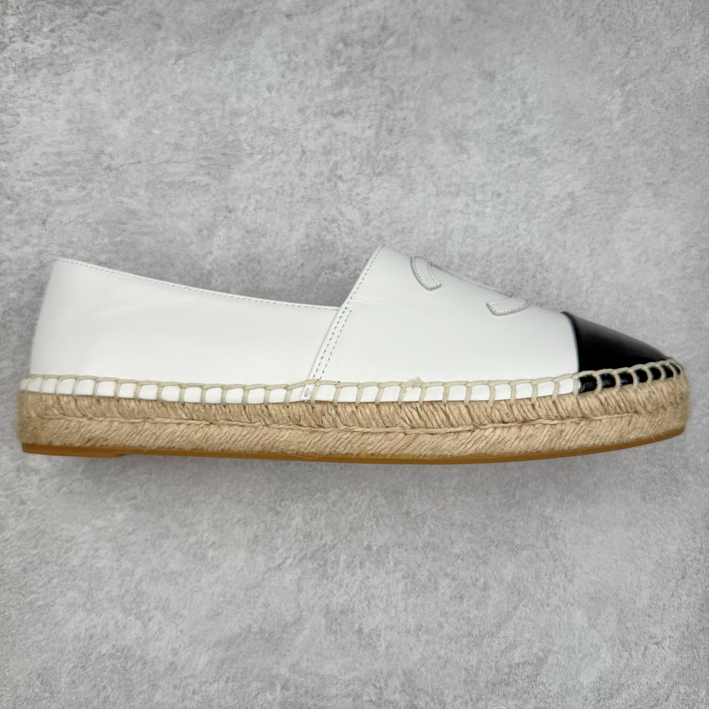 图片[7]-＃纯原 CHANEL 香奈儿经典款 小香渔夫鞋 万年长青款 各路网红单品 春夏百搭款 牛仔裤 短裤轻松驾驭 原版一比一开模 99%还原正品100针麻绳上线，双双纯手工品质保证 原单进口羊皮 内里垫脚均为柔软绵羊皮 天然麻绳配透明橡胶大底 专柜统一包装。 脚背高/或者宽 建议选大一码 尺码：35 36 37 38 39 40-选品中心