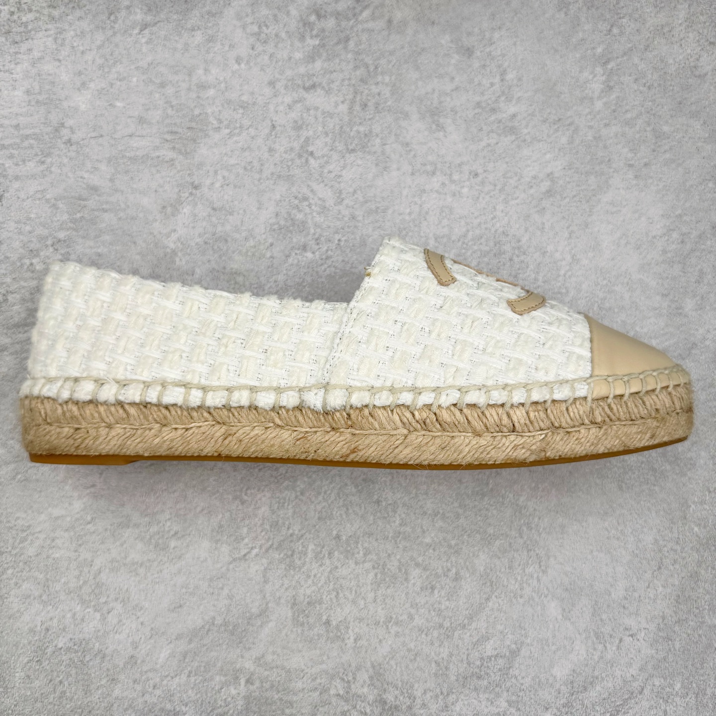 #纯原 CHANEL 香奈儿经典款 小香渔夫鞋 万年长青款 各路网红单品 春夏百搭款 牛仔裤 短裤轻松驾驭 原版一比一开模 99%还原正品100针麻绳上线,双双纯手工品质保证 原单进口羊皮 内里垫脚均为柔软绵羊皮 天然麻绳配透明橡胶大底 专柜统一包装。 脚背高/或者宽 建议选大一码 尺码:35 36 37 38 39 40-选品中心