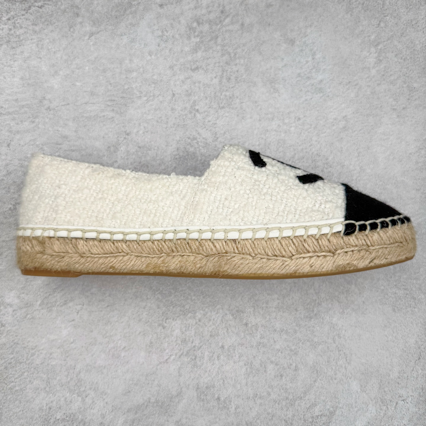 ＃纯原 CHANEL 香奈儿经典款 小香渔夫鞋 万年长青款 各路网红单品 春夏百搭款 牛仔裤 短裤轻松驾驭 原版一比一开模 99%还原正品100针麻绳上线，双双纯手工品质保证 原单进口羊皮 内里垫脚均为柔软绵羊皮 天然麻绳配透明橡胶大底 专柜统一包装。 脚背高/或者宽 建议选大一码 尺码：35 36 37 38 39 40-选品中心