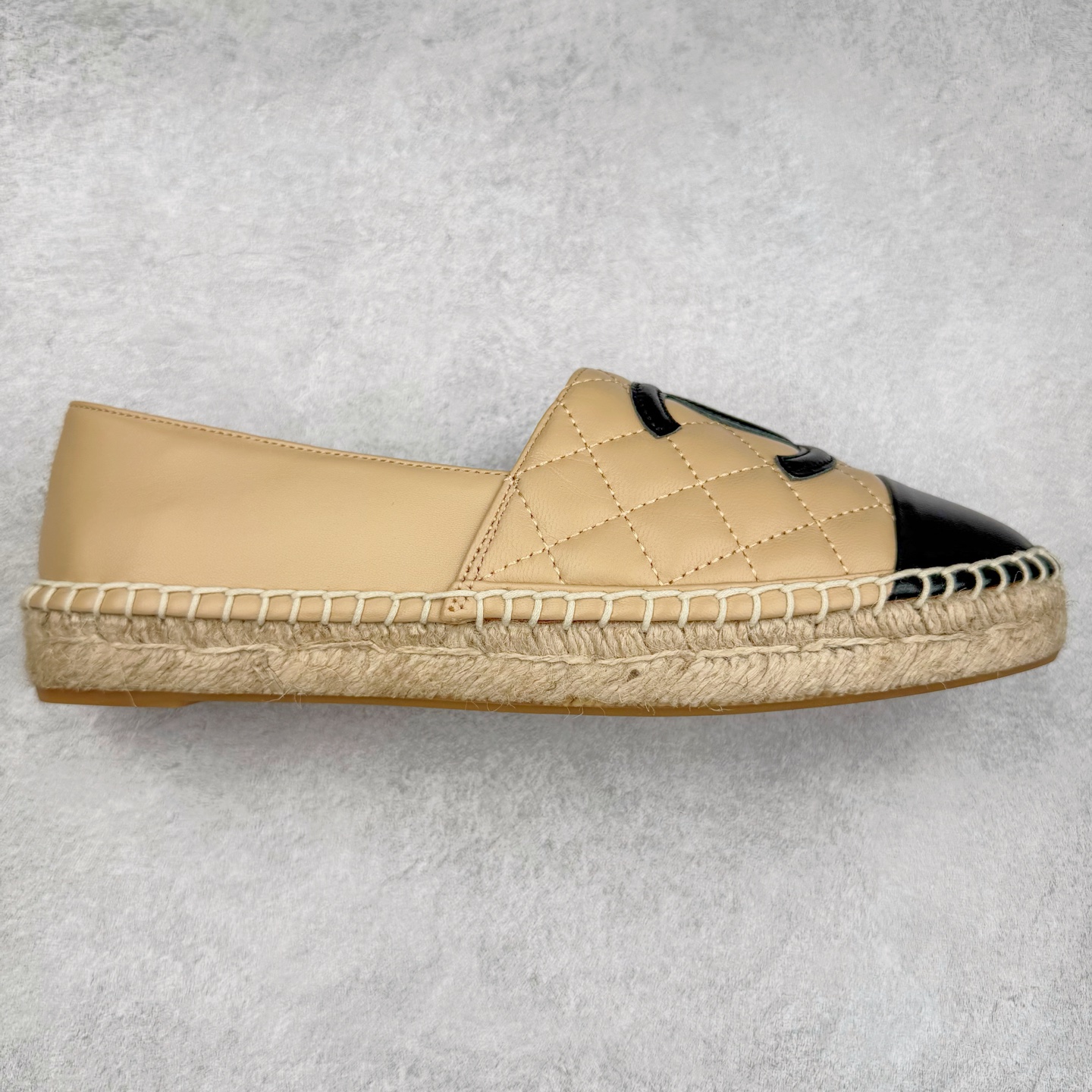 ＃纯原 CHANEL 香奈儿经典款 小香渔夫鞋 万年长青款 各路网红单品 春夏百搭款 牛仔裤 短裤轻松驾驭 原版一比一开模 99%还原正品100针麻绳上线，双双纯手工品质保证 原单进口羊皮 内里垫脚均为柔软绵羊皮 天然麻绳配透明橡胶大底 专柜统一包装。 脚背高/或者宽 建议选大一码 尺码：35 36 37 38 39 40-选品中心