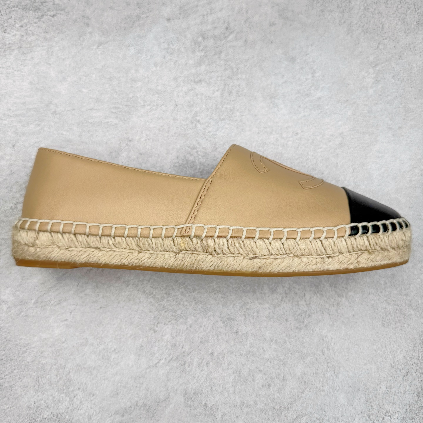 ＃纯原 CHANEL 香奈儿经典款 小香渔夫鞋 万年长青款 各路网红单品 春夏百搭款 牛仔裤 短裤轻松驾驭 原版一比一开模 99%还原正品100针麻绳上线，双双纯手工品质保证 原单进口羊皮 内里垫脚均为柔软绵羊皮 天然麻绳配透明橡胶大底 专柜统一包装。 脚背高/或者宽 建议选大一码 尺码：35 36 37 38 39 40-选品中心