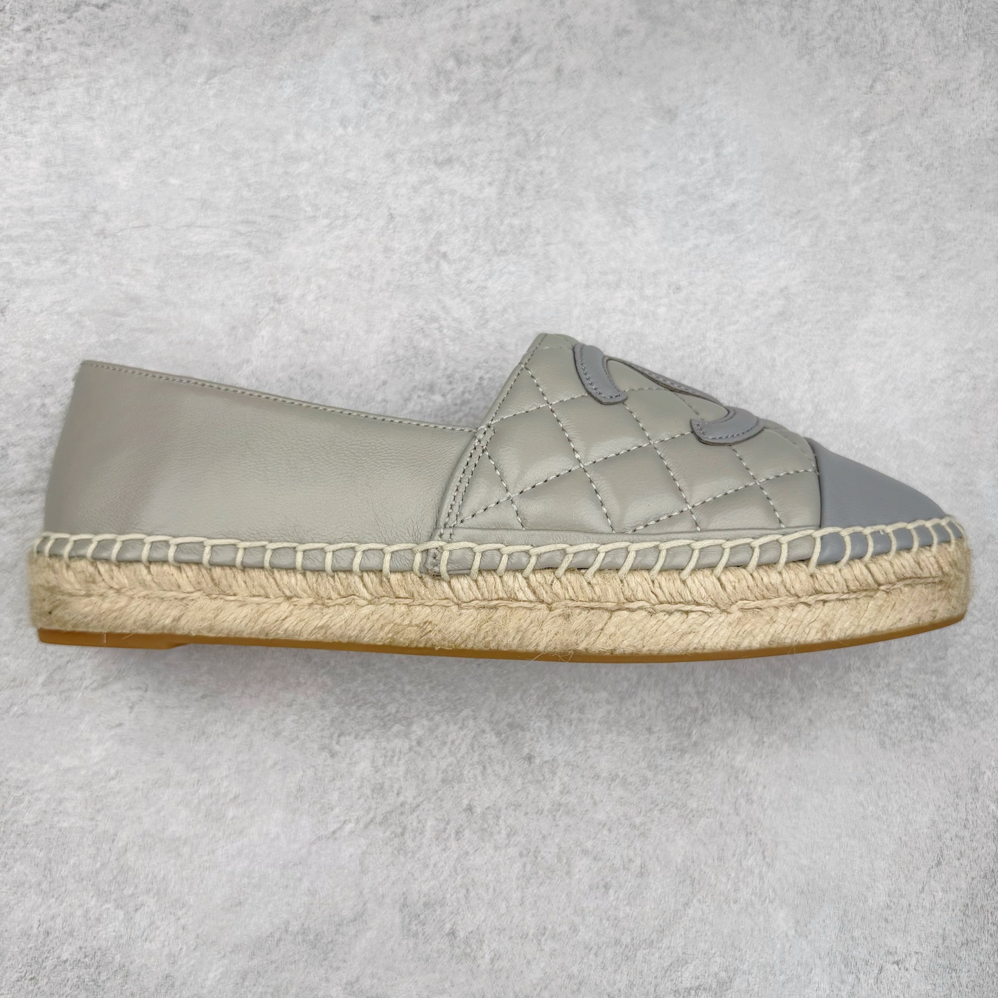 ＃纯原 CHANEL 香奈儿经典款 小香渔夫鞋 万年长青款 各路网红单品 春夏百搭款 牛仔裤 短裤轻松驾驭 原版一比一开模 99%还原正品100针麻绳上线，双双纯手工品质保证 原单进口羊皮 内里垫脚均为柔软绵羊皮 天然麻绳配透明橡胶大底 专柜统一包装。 脚背高/或者宽 建议选大一码 尺码：35 36 37 38 39 40-选品中心