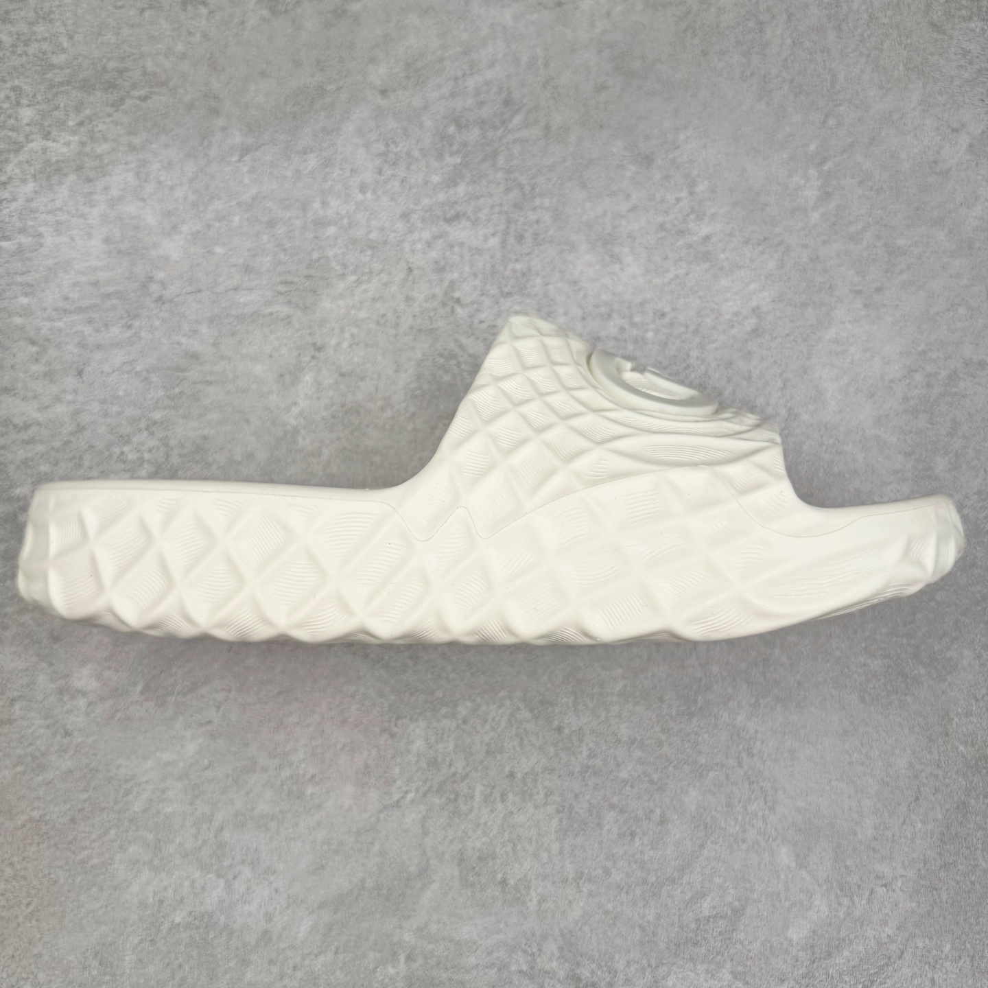 Gucci 古驰 5D压花一体拖鞋 历年经典爆款 正品原版开模 高端复刻 夏季时尚潮流爆款 毫无悬念的网红单品 时装周街拍出镜率超高 潮流必备款 百搭 简单易驾驭 高端全套包装 尺码：39 40 41 42 43 44 45-选品中心