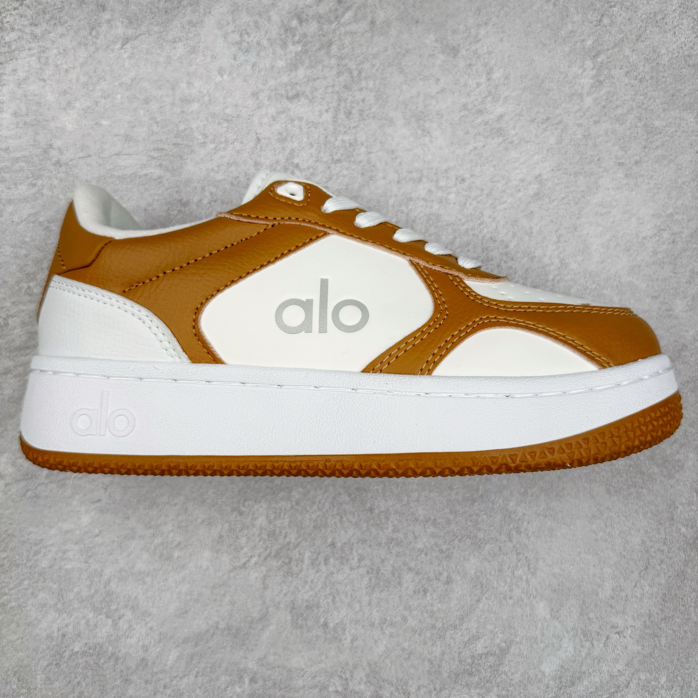 Alo yoga 易梦玲 Jisoo智秀 等多位明星同款上脚 主打各大平台外贸主推大厂采购原材料多处细节一步到位 生产细节 没得说 一款随意搭配的都好看的鞋子aIo采用增高4cm 主打熊猫色 春夏秋冬四季款 舒适简约板鞋 TPU防滑耐磨鞋底 #alo #alo女孩 #AIo #健身穿搭 #鞋子推荐 #板鞋 尺码：35 36 37 38 39 40-选品中心