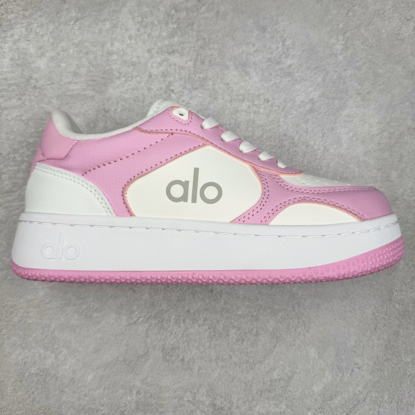 Alo yoga 易梦玲 Jisoo智秀 等多位明星同款上脚 主打各大平台外贸主推大厂采购原材料多处细节一步到位 生产细节 没得说 一款随意搭配的都好看的鞋子aIo采用增高4cm 主打熊猫色 春夏秋冬四季款 舒适简约板鞋 TPU防滑耐磨鞋底 #alo #alo女孩 #AIo #健身穿搭 #鞋子推荐 #板鞋 尺码：35 36 37 38 39 40-选品中心