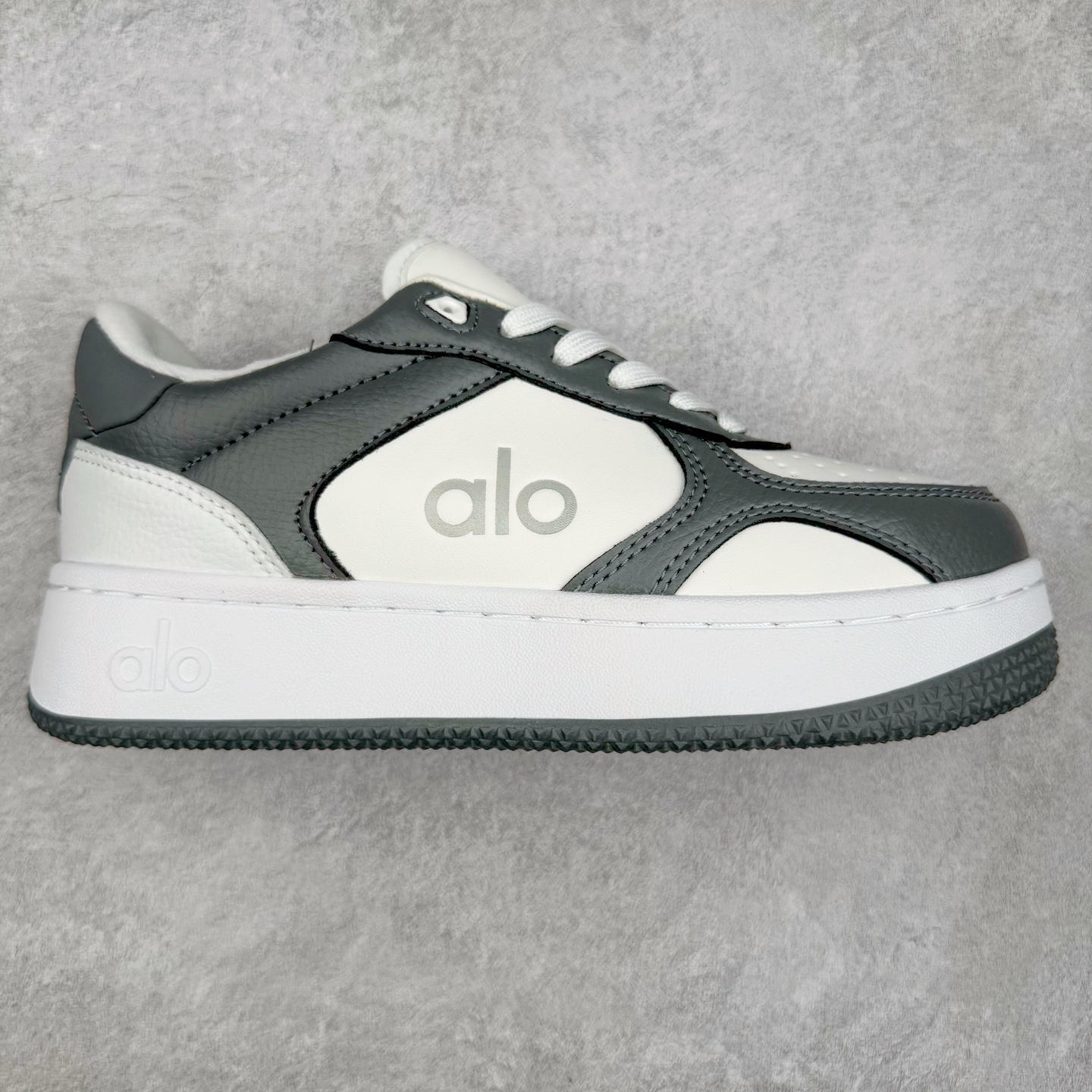 Alo yoga 易梦玲 Jisoo智秀 等多位明星同款上脚 主打各大平台外贸主推大厂采购原材料多处细节一步到位 生产细节 没得说 一款随意搭配的都好看的鞋子aIo采用增高4cm 主打熊猫色 春夏秋冬四季款 舒适简约板鞋 TPU防滑耐磨鞋底 #alo #alo女孩 #AIo #健身穿搭 #鞋子推荐 #板鞋 尺码：35 36 37 38 39 40-选品中心