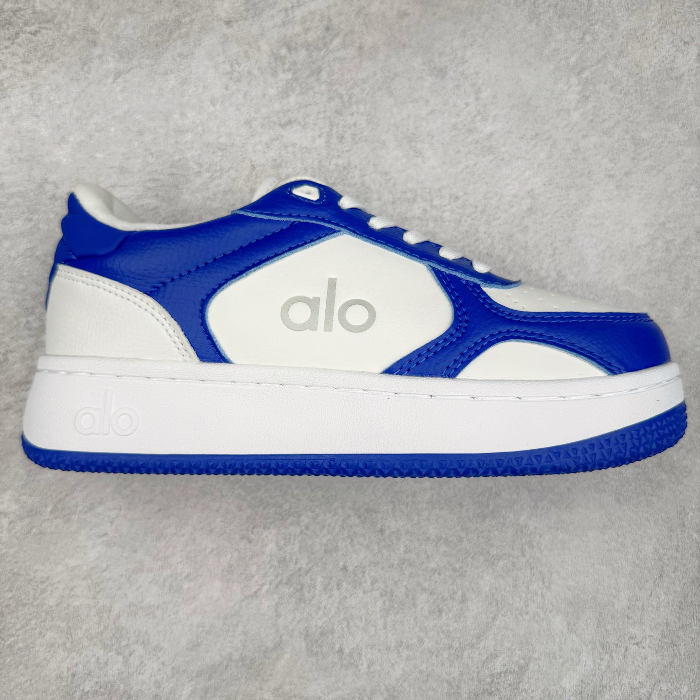 Alo yoga 易梦玲 Jisoo智秀 等多位明星同款上脚 主打各大平台外贸主推大厂采购原材料多处细节一步到位 生产细节 没得说 一款随意搭配的都好看的鞋子aIo采用增高4cm 主打熊猫色 春夏秋冬四季款 舒适简约板鞋 TPU防滑耐磨鞋底 #alo #alo女孩 #AIo #健身穿搭 #鞋子推荐 #板鞋 尺码:35 36 37 38 39 40-选品中心