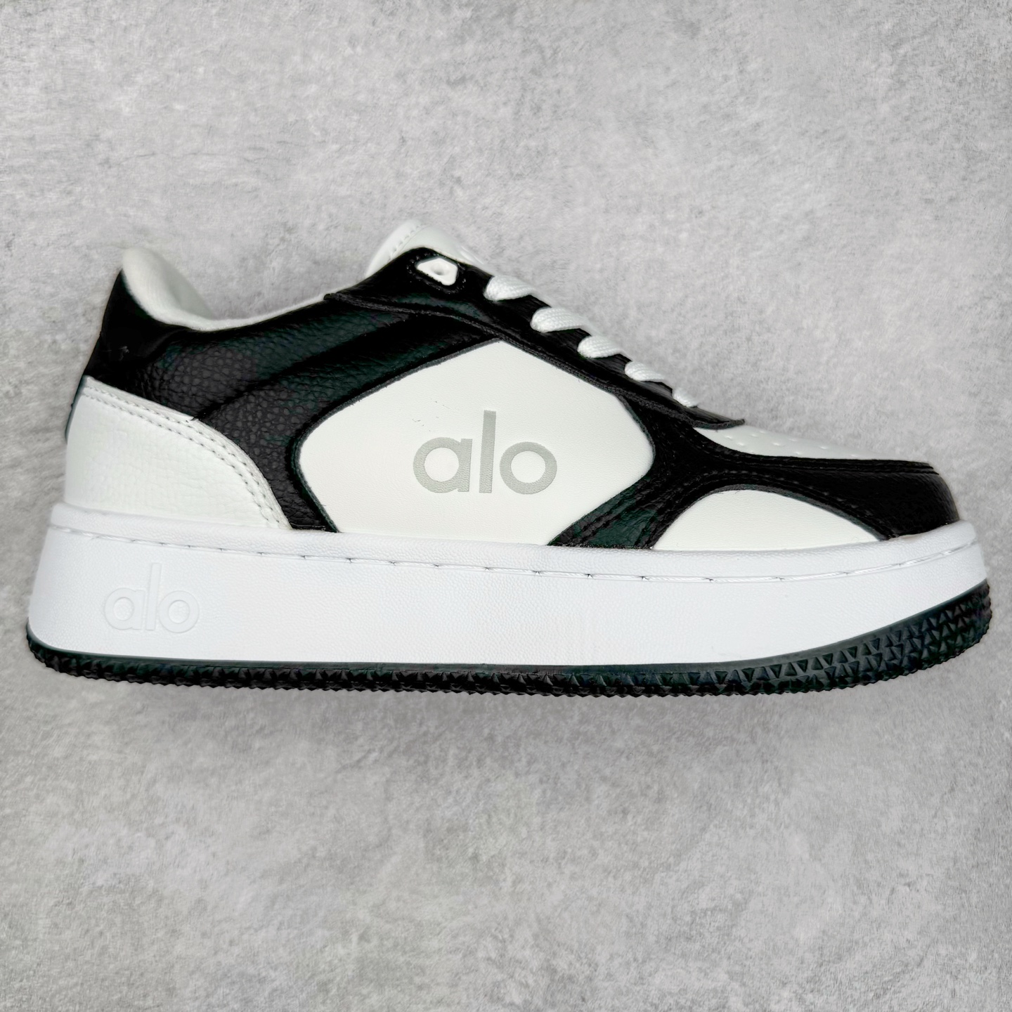 Alo yoga 易梦玲 Jisoo智秀 等多位明星同款上脚 主打各大平台外贸主推大厂采购原材料多处细节一步到位 生产细节 没得说 一款随意搭配的都好看的鞋子aIo采用增高4cm 主打熊猫色 春夏秋冬四季款 舒适简约板鞋 TPU防滑耐磨鞋底 #alo #alo女孩 #AIo #健身穿搭 #鞋子推荐 #板鞋 尺码:35 36 37 38 39 40-选品中心