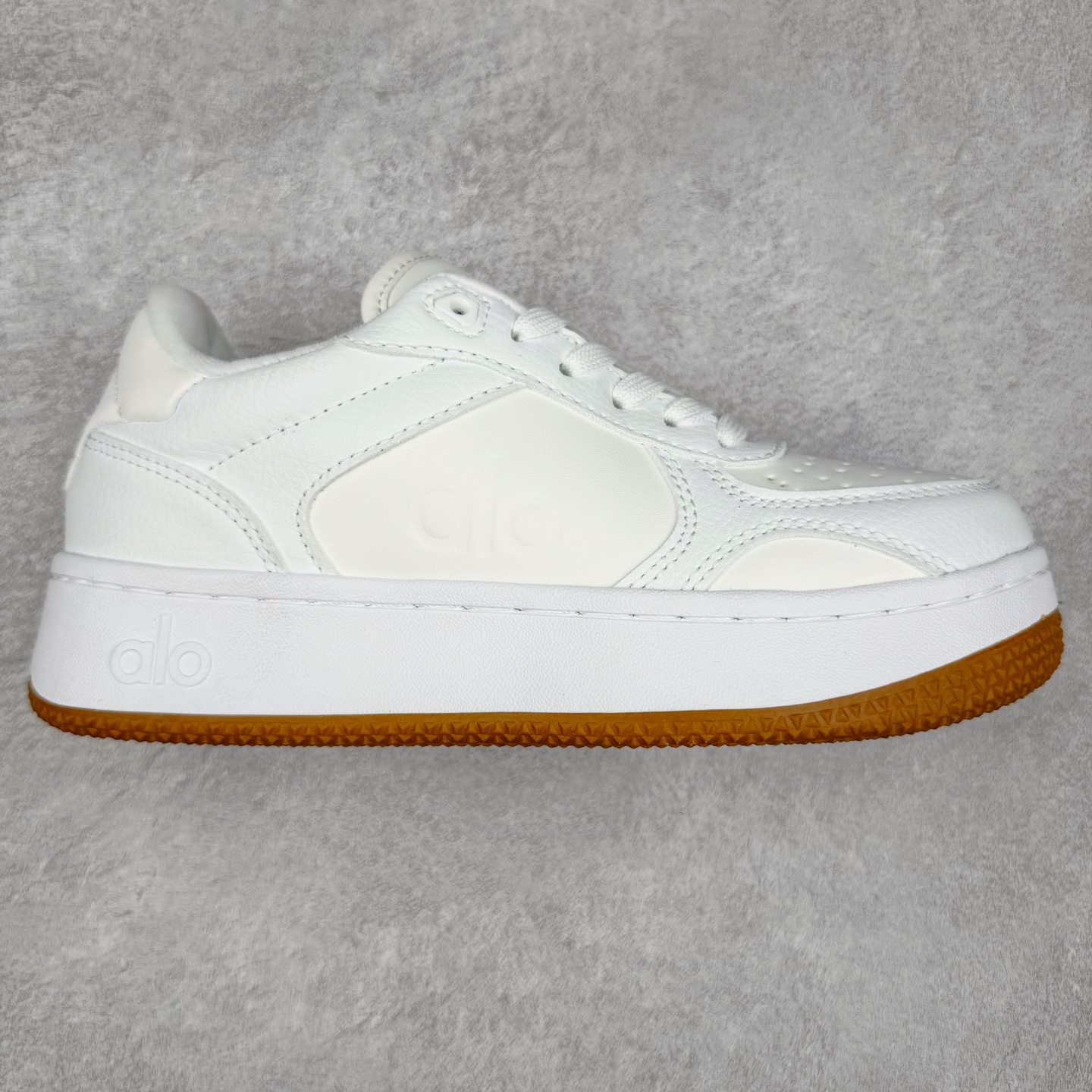 Alo yoga 易梦玲 Jisoo智秀 等多位明星同款上脚 主打各大平台外贸主推大厂采购原材料多处细节一步到位 生产细节 没得说 一款随意搭配的都好看的鞋子aIo采用增高4cm 主打熊猫色 春夏秋冬四季款 舒适简约板鞋 TPU防滑耐磨鞋底 #alo #alo女孩 #AIo #健身穿搭 #鞋子推荐 #板鞋 尺码:35 36 37 38 39 40-选品中心