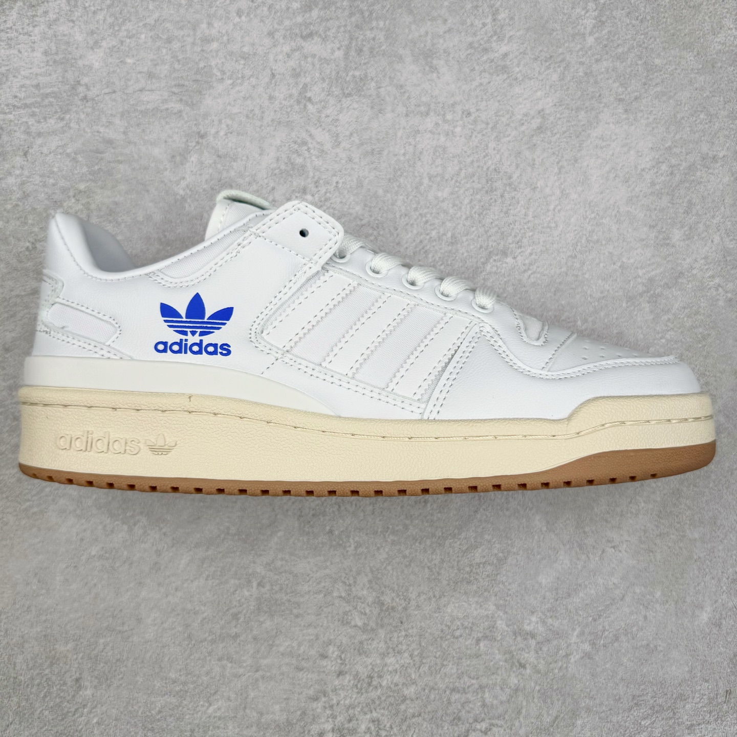 AD Forum 84 Low OG 低帮百搭潮流休闲运动板鞋 以复古篮球鞋的外形为基础 采用皮革拼接 简约百搭 更加贴合舒适 中底内侧网格造型起到点睛之笔 外底橡胶 更显复古 尺码：36 36.5 37.5 38 38.5 39 40 40.5 41 42 42.5 43 44 44.5 45-选品中心