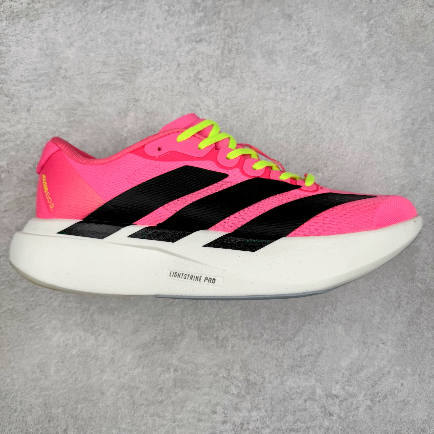 AD Adizero EVO SL 马拉松竞速专业跑鞋 JS4455 CELERMESH针织网面非常轻薄 纤维间的缝隙很大 可以保证跑步时的透气、排汗效果 鞋舌直接与两侧的内衬和鞋底连接在一起 在跑步过程中不会被鞋舌的左右移动所困扰 在标准鞋带孔的基础上再拓宽一组鞋带孔 适合不同脚型的需求 突破性 EnergyRods 技术，有助于跑者实现更好的成绩 中底独特的LIGHTSTRIKE PRO泡棉材质 微弹感觉在跑步过程中给予了良好的支撑体验 对于顶级精英和高水平进阶跑者来说 ADIOS PRO是一双值得信赖的竞速比赛用鞋 尺码：36 36.5 37.5 38 38.5 39 40 40.5 41 42 42.5 43 44 44.5 45-选品中心