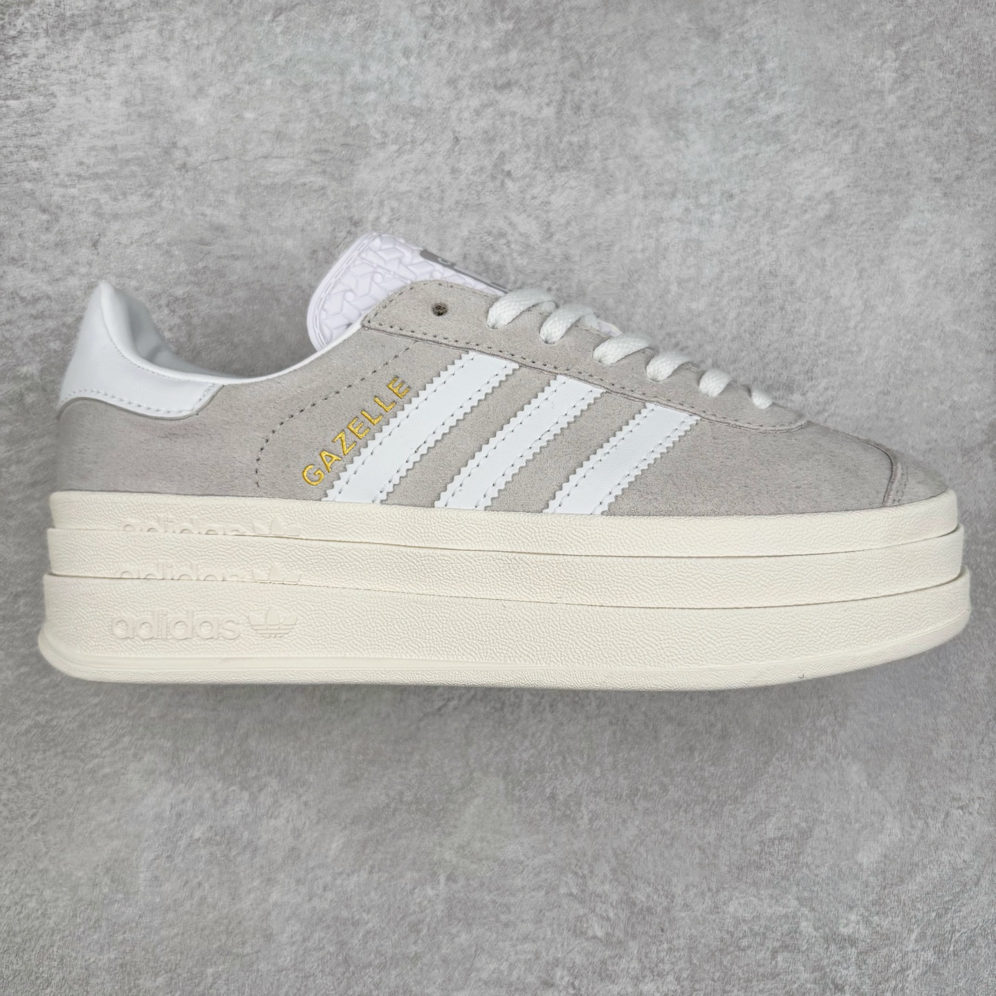 ＃CS纯原 AD Originals Gazelle Bold W 羚羊松糕系列复古百搭厚底增高低帮休闲运动板鞋 JI2716 新的一年就要换新的打扮啦！除了设定变美、健身、减肥等目标外，你已经可以利用鞋子来“偷偷改善身材比例”的愿望了！ 因为有一句话。身高不够。鞋子来凑~赶快入手以下各大运动品牌最新推出的“厚底增高运动鞋”吧。 是最好穿最百搭的长腿神器。 重点是……不仅价格不错～鞋子也不错啊！Originals的Gazelle Bold鞋款打造出「超厚底版本」！延续流线鞋型、经典麂皮材质、白色三条线和侧面烫金标志的复古外型，奶油白鞋底高度直接乘3，出门搭上它，保证一路步步高升。尺码：36 36⅔ 37⅓ 38 38⅔ 39⅓ 40-选品中心