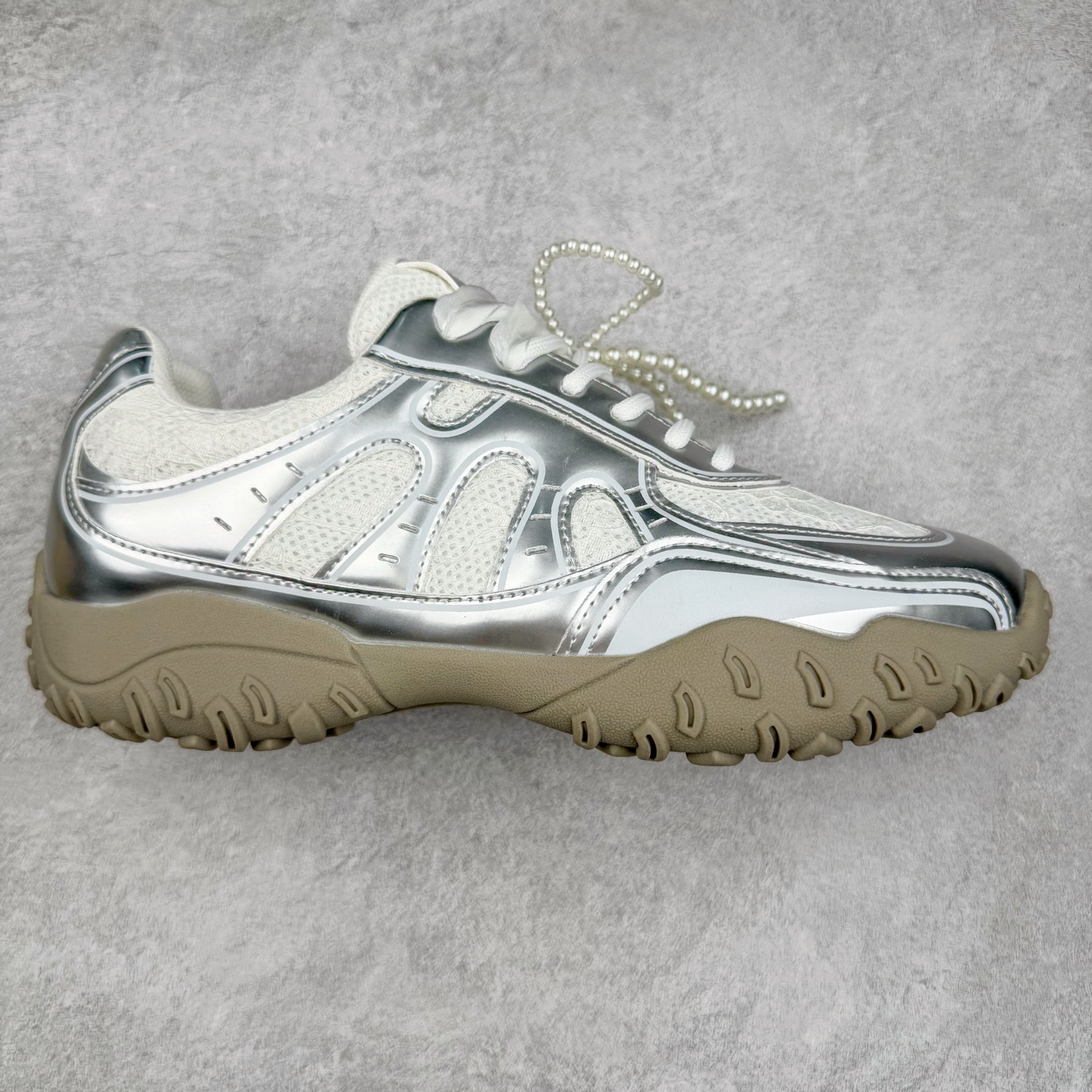 GG-CC Chunky Low休闲时尚运动厚底增高老爹鞋系列 广东大厂出品 完美细节 25ss春季新款厚底增高 大长腿 时髦look轻松定格 不费力展现率性氛围 高档银盒 酷帅机能风不规则设计大底 双鞋带拼色造型设计 轻便舒适百搭 GGcc厚底增高简直就是小个子的快乐! 不管怎么搭都好看~ 尺码:35 36 37 38 39 40-选品中心