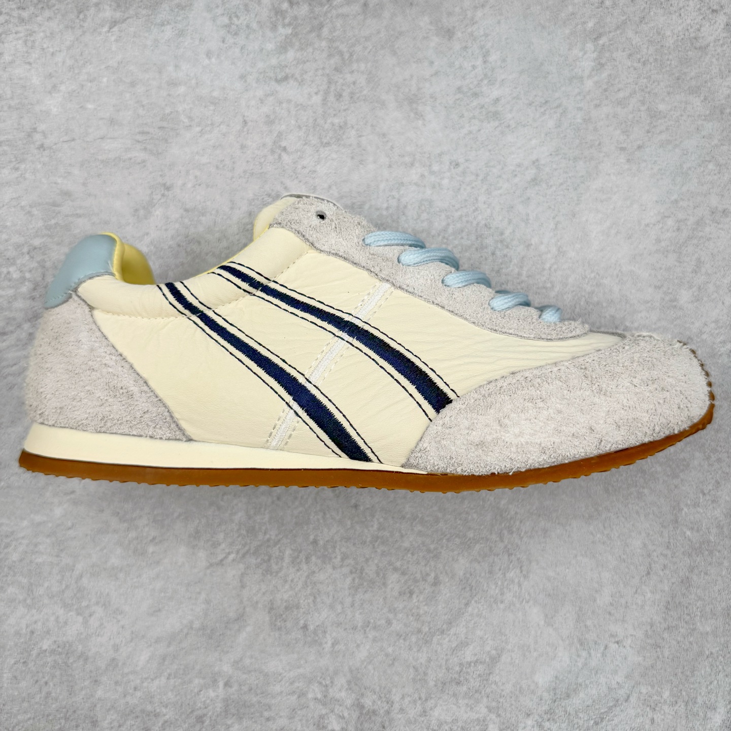 GG-CC德训鞋2.0系列阿甘复古风芭蕾舞鞋薄底百搭休闲运动鞋系列 #广东大厂品质 25ss春季新款 全手工拉帮工艺成型 反绒牛皮革拼接头层皮饰片鞋面材质 鞋身原装高密度防刮尼龙面料,极好柔软效果 双春日踏青舒适度和少女感 GGCC德训鞋界的白月光🌙 长时间走路和站立都不累脚 不管怎么搭配都好看 尺码:35 36 37 38 39 40-选品中心