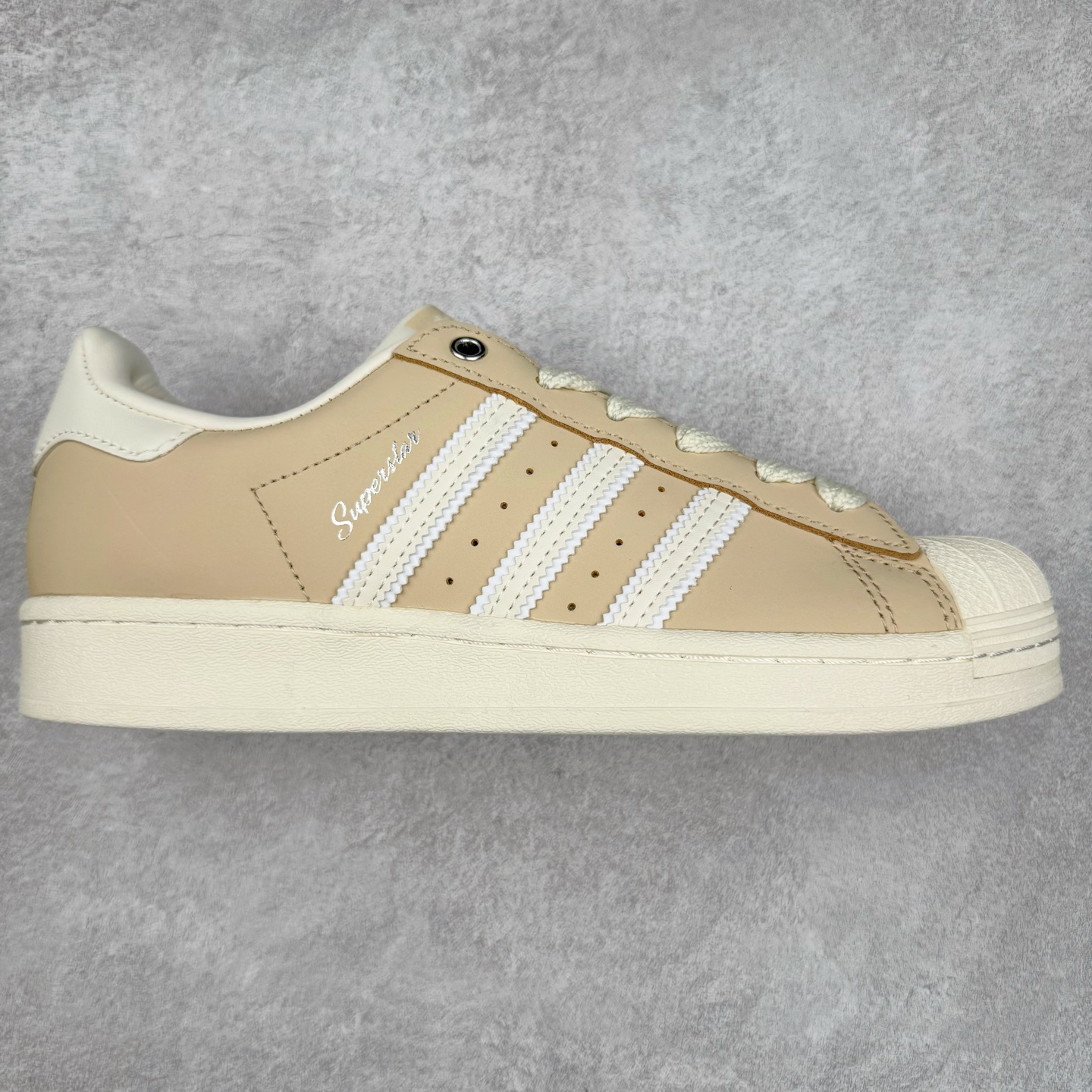 AD Originals Superstar 经典复古贝壳头板鞋 IE3039 诞生于1969年 是第一双将全皮面鞋 身与橡胶鞋头结合在一起的低帮篮球鞋 Superstar最开始 是作为高帮篮球鞋Pro Model的低帮版本而出现的 但因为其独特和醒目的橡胶鞋头造型而让大家熟知 被大家形象地称为\\\”shelltoe\\\”贝壳头 在70年代的美国职业篮球场上 接近3/4的NBA球员都将这双Superstar作为场上用鞋 80年代之后 经过不断的改良和发展 Superstar逐渐成为横跨时装、音乐、街头文化、休闲和运动等各大领域的时尚潮鞋 尺码：36 36.5 37 38 38.5 39 40 40.5 41 42 42.5 43 44 44.5 45-选品中心