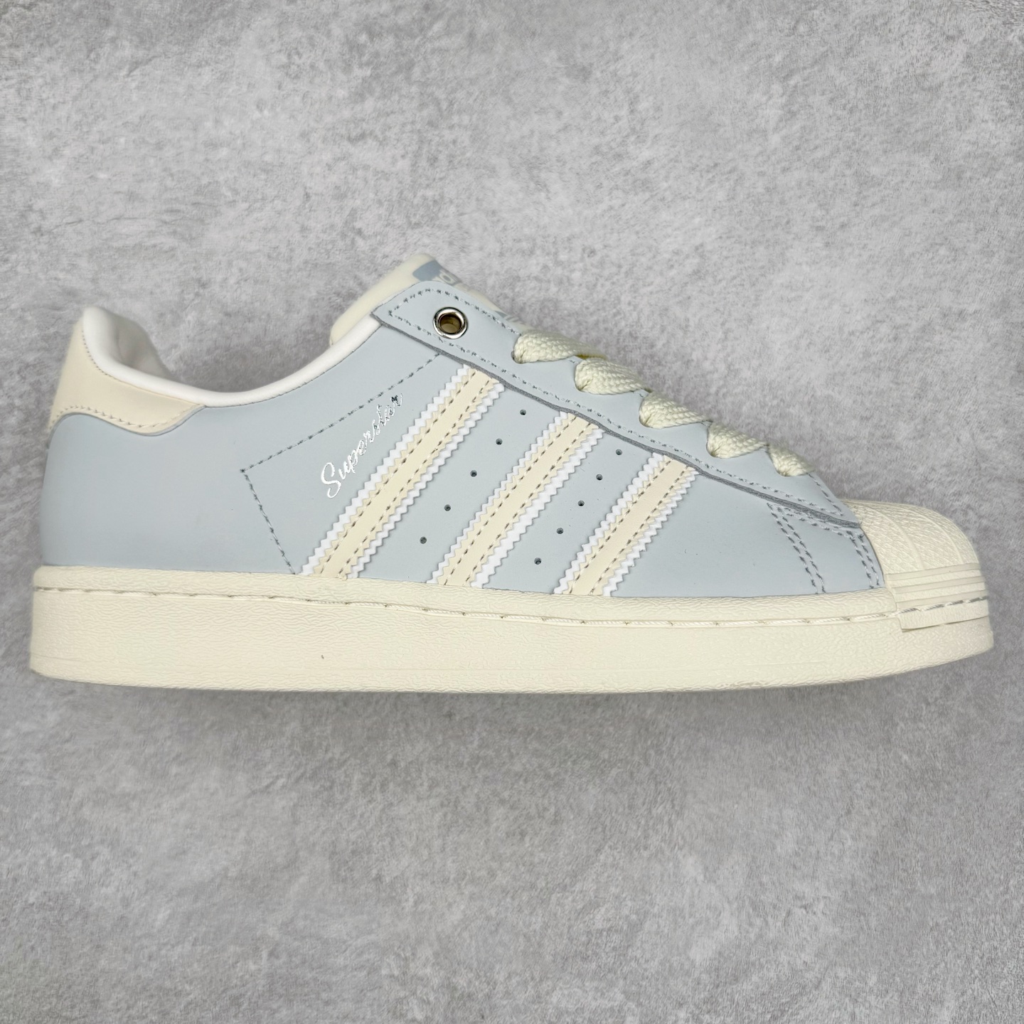 AD Originals Superstar 经典复古贝壳头板鞋 IE3037 诞生于1969年 是第一双将全皮面鞋 身与橡胶鞋头结合在一起的低帮篮球鞋 Superstar最开始 是作为高帮篮球鞋Pro Model的低帮版本而出现的 但因为其独特和醒目的橡胶鞋头造型而让大家熟知 被大家形象地称为\\\”shelltoe\\\”贝壳头 在70年代的美国职业篮球场上 接近3/4的NBA球员都将这双Superstar作为场上用鞋 80年代之后 经过不断的改良和发展 Superstar逐渐成为横跨时装、音乐、街头文化、休闲和运动等各大领域的时尚潮鞋 尺码：36 36.5 37 38 38.5 39 40 40.5 41 42 42.5 43 44 44.5 45-选品中心