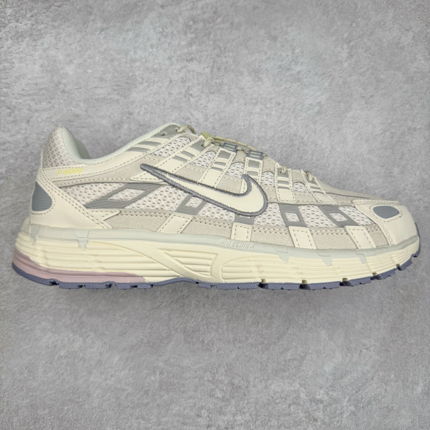 NK P-6000 系列低帮复古老爹风休闲运动舒适慢跑鞋 HJ7284-072 融合 Pegasus 过往运动鞋设计 助力 21 世纪早期跑步运动跃升时尚新高度 采用透气网眼布、运动风格线条和耐穿覆面 兼具吸睛外观和舒适感受 中底泡绵以田径赛道为灵感 打造厚实设计 缔造出众缓震性能 尺码：36 36.5 37.5 38 38.5 39 40 40.5 41 42 42.5 43 44 44.5 45-选品中心