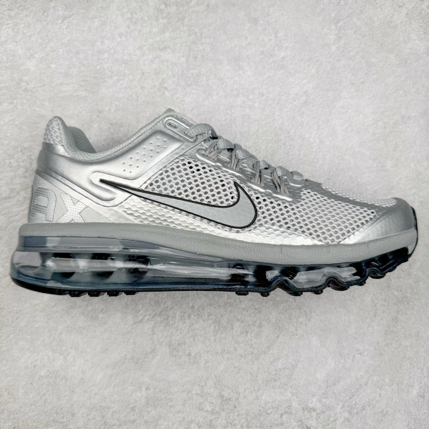 ＃纯原 NK Air Max 2013 经典舒适时尚耐磨透气低帮气垫跑步鞋 HQ3025-001 携时尚设计闪亮回归 出众有型 采用网眼布细节和运动风无缝覆面 助你保持清爽感受 塑就焕新造型 经典 Flywire 设计搭配经典全掌型 Max Air 缓震配置 缔造出众舒适感和支撑效果实拍调校N版已经零色差零失真 百分百还原实物色彩所见即所得 不存在货不对板色差等低级问题 选购参考实物拍摄 不混卖不参货 只用心做好货严格选品 承诺混一赔十 尺码：35.5 36 36.5 37.5 38 38.5 39 40 40.5 41 42 42.5 43 44 44.5 45 46 46.5-选品中心