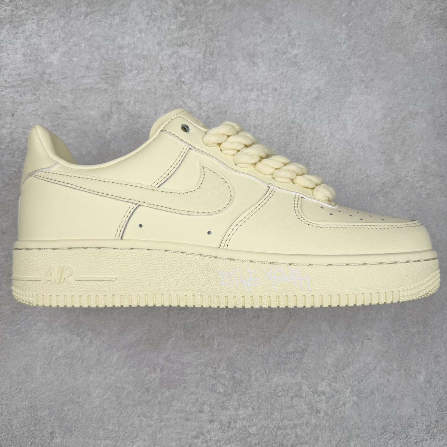 NK Air Force 1´07 Low 空军一号低帮百搭休闲运动板鞋 DM0211-101 柔软、弹性十足的缓震性能和出色的中底设计 横跨复古与现代的外型结合 造就出风靡全球 三十多年的Force 1 直到今天还深受青睐 实拍调校N版已经零色差零失真 百分百还原实物色彩所见即所得 不存在货不对板色差等低级问题 选购参考实物拍摄 不混卖不参货 只用心做好货严格选品 承诺混一赔十 尺码：36 36.5 37.5 38 38.5 39 40 40.5 41 42 42.5 43 44 44.5 45-选品中心