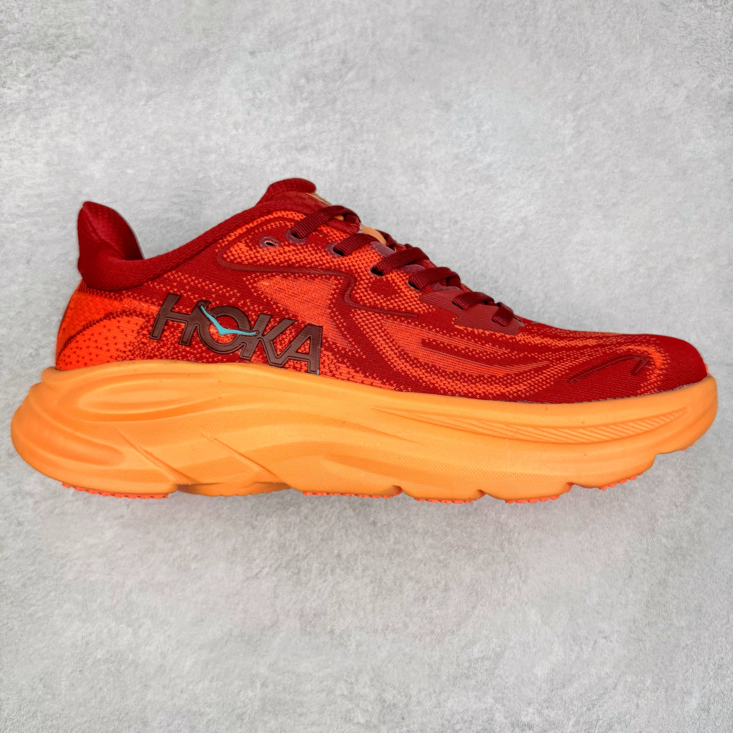 HOKA ONE ONE Bondi 9 WIDE 邦迪九代舒适防滑耐磨低帮休闲跑步鞋 HOKA ONE ONE是来自美国的跑步鞋知名品牌，创立于2009年，始终致力于为所有跑者提供更新、更好的跑步装备。相比常规跑鞋，HOKA ONE ONE特别研发使用性能独特的几何形跑鞋中底，此种鞋底更厚、更高、回弹性也更好，除了卓越的缓冲性能，它还能內各种阶段的跑者带来更具动感、更加稳定的跑步体验。HOKAONE ONE从设计之初就清楚意识到，要保证跑者步幅的均匀一致，双脚自然而然的运动至关重要。尺码：36 36.5 37.5 38 38.5 39 40 40.5 41 42 42.5 43 44 44.5 45-选品中心