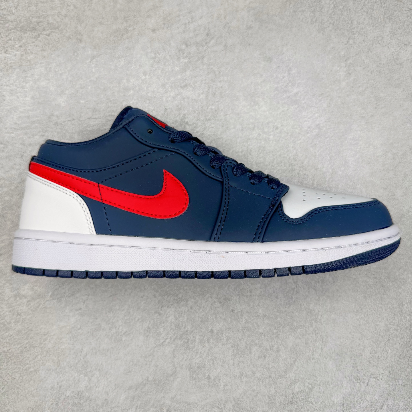 ＃福利特价 Air Jordan AJ1 Low 低帮系列 百分百全新货品 零氧化发霉 给足利润空间操作 超乎所想的高性价比 原装楦头纸板开发 完美鞋型 超高清洁度 鞋型不臃肿别扭 原厂内置全掌气垫 A模大底 鞋舌AJ原厂专用牛津布 AJ专用反口珍珠布 原厂无杂质高弹内里海棉 特殊封边弹力鞋带 原鞋开模 拒绝公底 购置公司同步原材料 都有细节原汁原味 忠于原版 尺码：36 36.5 37.5 38 38.5 39 40 40.5 41 42 42.5 43 44 44.5 45 46-选品中心