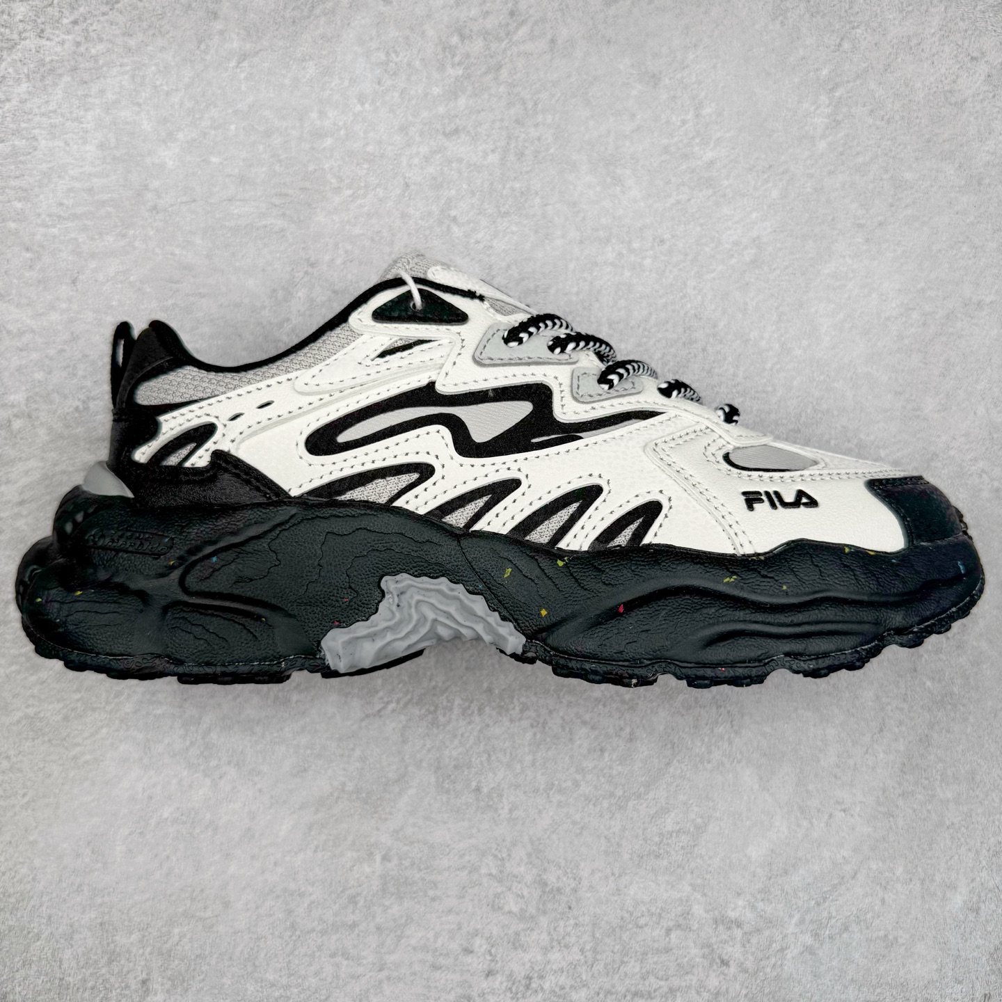 FILA FUSION Fluid 斐乐摩登潮牌防滑耐磨轻便运动鞋 FUSION 系列传承了 FILA 的百年基因，融入年轻运动及潮流文化，成为引领变革、创新突破的一代。以“1+N” 的跨界合作模式重现经典的同时创造经典。带来最出其不意的跨界合作惊喜。同时，FILAFUSION把FILA 的 DNA 融入到定制体验里，你可以随心制造厲于你的产品。FILA FUSION 的鞋家族涵盖了老爹鞋、跑步鞋、网球鞋、季节款。风格复古新潮，满足了时尚人士出行及各类运动的搭配需求，成为当下年轻人筷拥的鞋类品牌之一。FILA FUSION 走进年轻人的世界，通过年轻人运动，街舞，滑板，篮球，展现 FILA FUSION 的潮流态度和年轻文化。FILA FUSION 认为末来属于引领变革、创新突破的年轻一代，让我们一起构成 FILA 未来的蓝图吧！尺码：35.5 36 36.5 37.5 38 38.5 39 40 40.5 41 42 42.5 43 44 44.5 45 45.5-选品中心