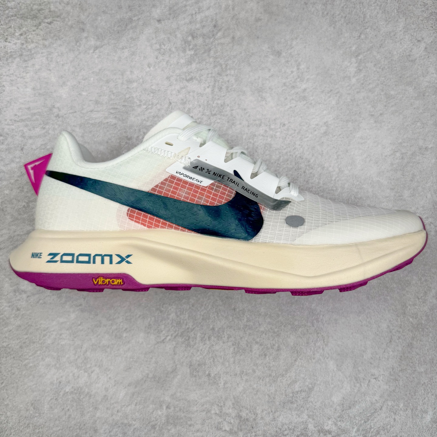 NK Zoom X ULTRAFLY TRAIL Next Nature 越野跑步鞋 登月兼顾迅疾外观和稳固脚感 后跟覆面和中足动态支撑巧妙融合 缔造稳定顺畅的迈步体验 尺码：36 36.5 37.5 38 38.5 39 40 40.5 41 42 42.5 43 44 44.5 45-选品中心