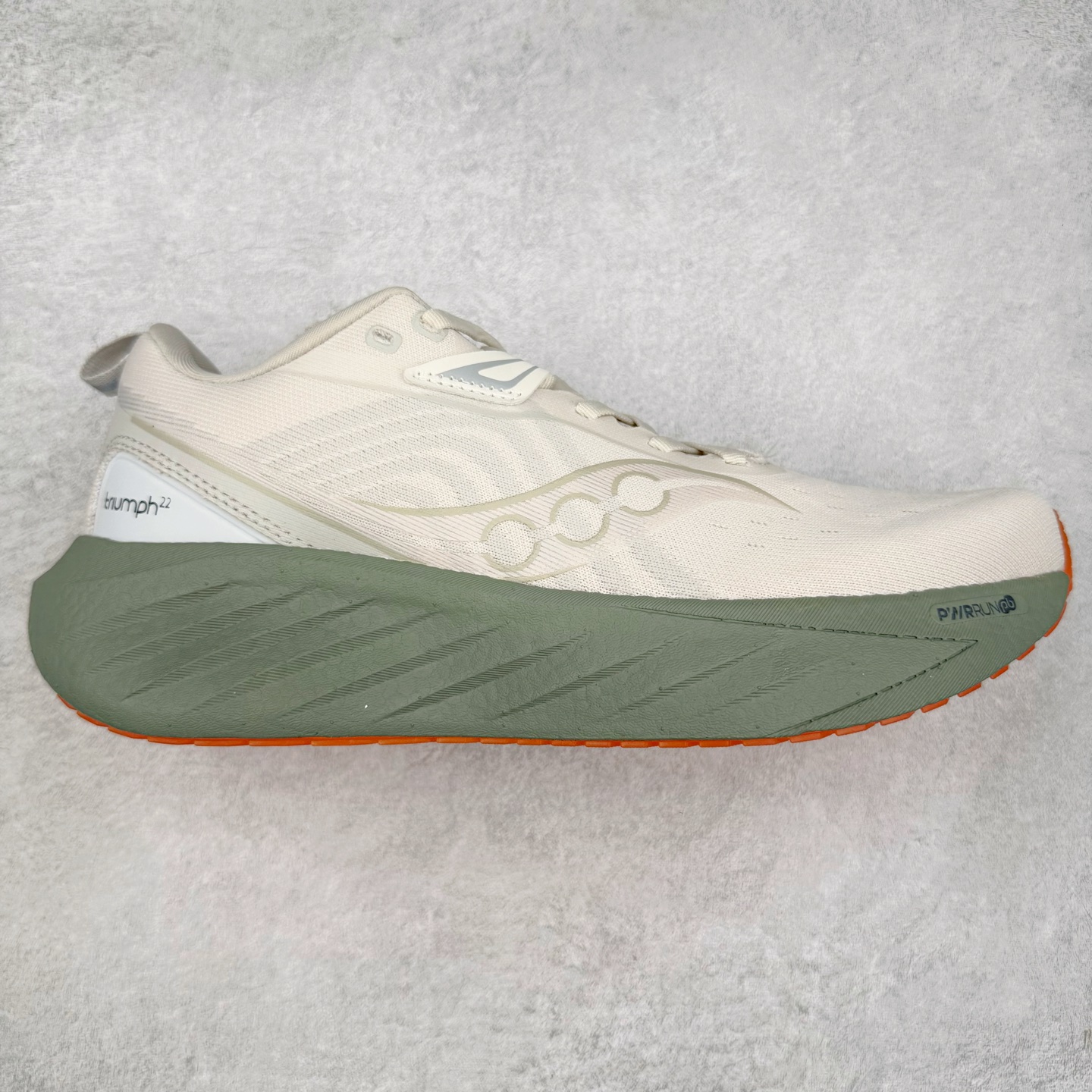 图片[4]-Saucony Triumph 22 索康尼胜利22代旗舰级缓震型跑鞋 性能相比前几代再升级：鞋面采用全新升级的工学网设计 贴合脚部更透气 中底部分使用最新的PWRRUN+材质 搭配PWRRUN+鞋垫使中底的大幅加厚 10mm坡差进一步提供缓震、回弹性能 内底则采用了FORMFIT动态适应系统 动态契合脚型 提升包裹性和舒适性 提供更卓越的动态回馈体验 XT-900橡胶大底 可提供良好的抓地力和较强抗磨性能 尺码：35.5 36 36.5 37.5 38 38.5 39 40 40.5 41 42 42.5 43 44 44.5 45-选品中心