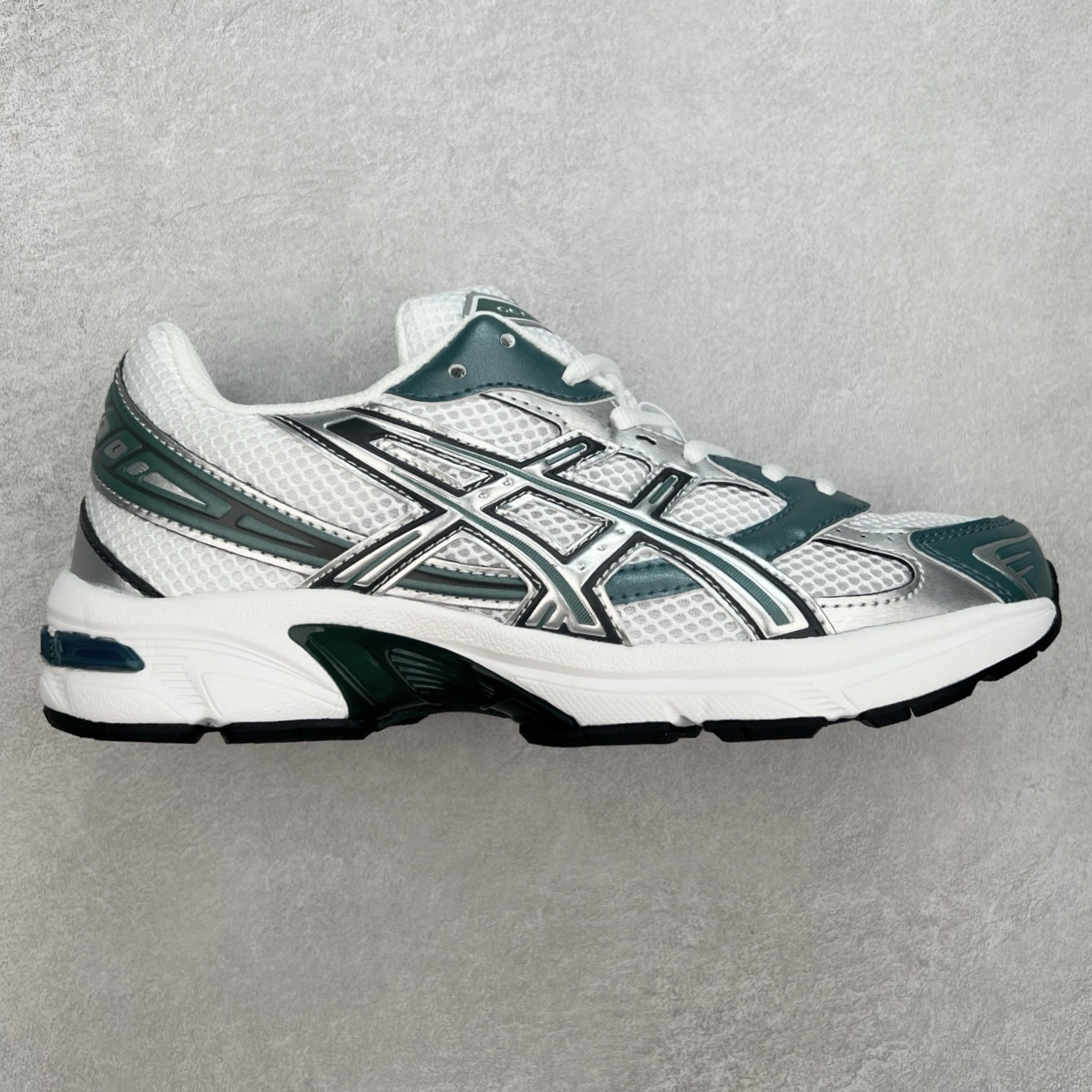 Asics Gel-1130 亚瑟士系列低帮复古休闲运动慢跑鞋 整双鞋在鞋面部分选用网眼布与皮革相互连接，在鞋面银色金属质感的线条中，ASICS 品牌标志性的虎爪 Logo 出现在鞋身侧面，既展现出复古美感，又加深了整双鞋的层次感。搭载着 Ortholite 鞋垫，之后再辅以 GEL 缓震胶中底和耐磨大底，在提升上脚舒适性的同时，在缓震脚感以及耐磨抓地力方面也能满足日常运动需求。尺码：36 37 37.5 38 39.5 40 40.5 41.5 42 42.5 43.5 44 45-选品中心