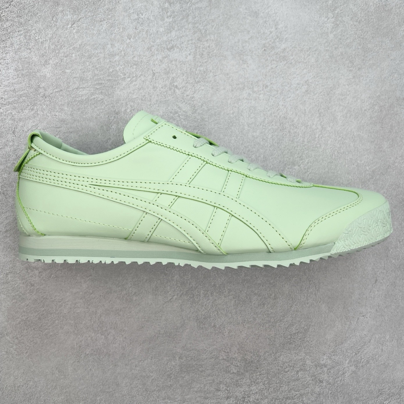 ＃C版 Asics Onitsuka Tiger MEXICO 66 亚瑟士鬼冢虎复古经典板鞋 CNY 龙年限定 白红 市场王者选手 海外订单工厂出品 长期生产补货永不断码 超成熟稳定的做工品控 原装全套纸板楦头开发 原汁原味 完美呈现版型 私模正确鞋底咬花纹路 一比一鞋头弧度高度鞋身弧度 绝不口嗨 细节品控鞋型随意秒杀市面 原档咬花纹路私模大底 一个单元有六个三角形 总体形拼接呈现花瓣状 官方四联吊牌 原装Ortholite轻量化鞋垫 原盒原配 质保卡 说明书 钢印防尘纸 纸板中底带钢印 乳胶组合鞋垫 支持全方位的对比专柜 产品从款式颜色造型上体现出追求舒适和细节的完美 鞋类更是推崇手工制作的严谨与完美 融舒适性与可穿性的设计风格 注重细节的完美和别致魅力 既保持稳重 又不失轻松的时尚感 尺码：36 37 37.5 38 39 39.5 40 40.5 41.5 42 42.5 43.5 44 45-选品中心