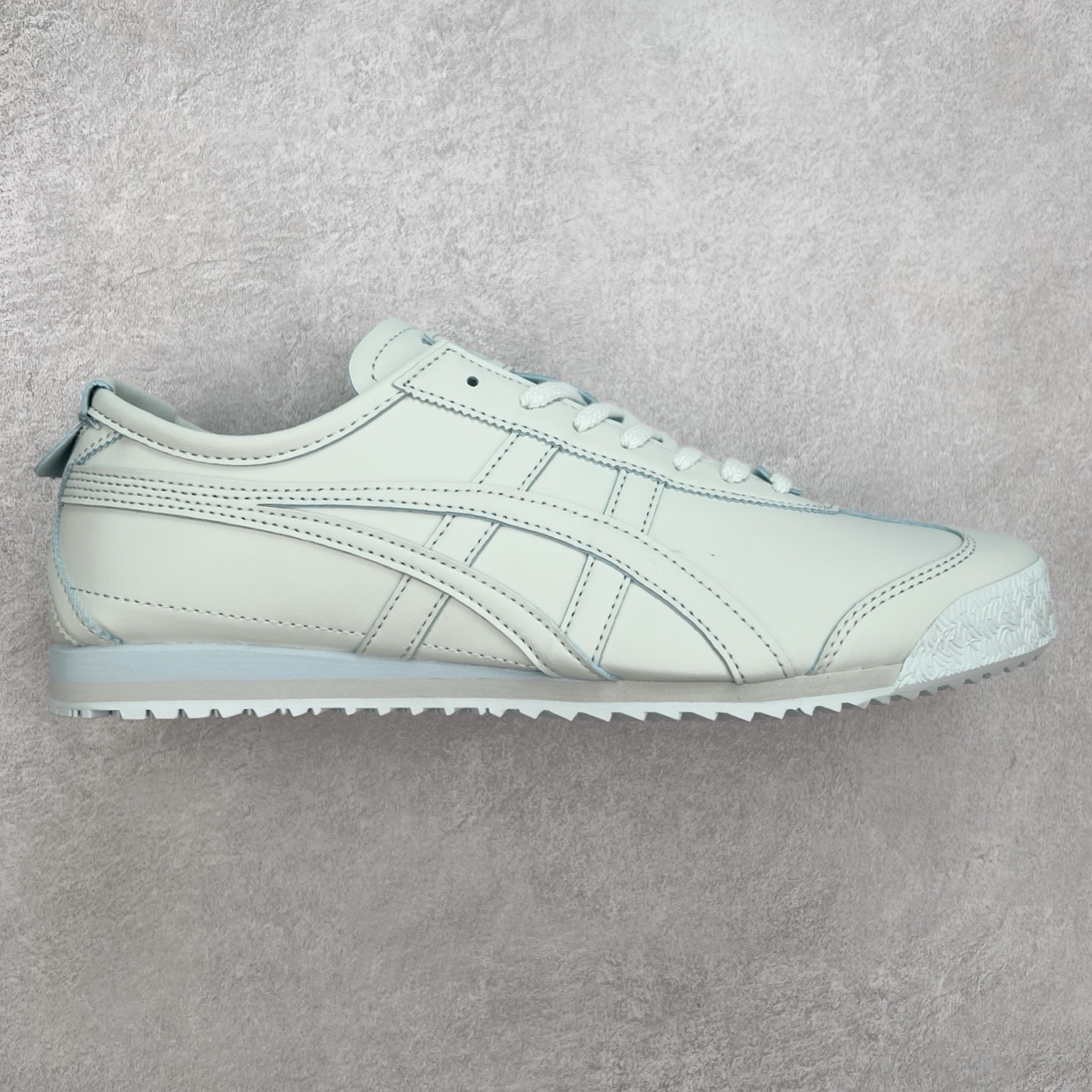 ＃C版 Asics Onitsuka Tiger MEXICO 66 亚瑟士鬼冢虎复古经典板鞋 CNY 龙年限定 白红 市场王者选手 海外订单工厂出品 长期生产补货永不断码 超成熟稳定的做工品控 原装全套纸板楦头开发 原汁原味 完美呈现版型 私模正确鞋底咬花纹路 一比一鞋头弧度高度鞋身弧度 绝不口嗨 细节品控鞋型随意秒杀市面 原档咬花纹路私模大底 一个单元有六个三角形 总体形拼接呈现花瓣状 官方四联吊牌 原装Ortholite轻量化鞋垫 原盒原配 质保卡 说明书 钢印防尘纸 纸板中底带钢印 乳胶组合鞋垫 支持全方位的对比专柜 产品从款式颜色造型上体现出追求舒适和细节的完美 鞋类更是推崇手工制作的严谨与完美 融舒适性与可穿性的设计风格 注重细节的完美和别致魅力 既保持稳重 又不失轻松的时尚感 尺码：36 37 37.5 38 39 39.5 40 40.5 41.5 42 42.5 43.5 44 45-选品中心