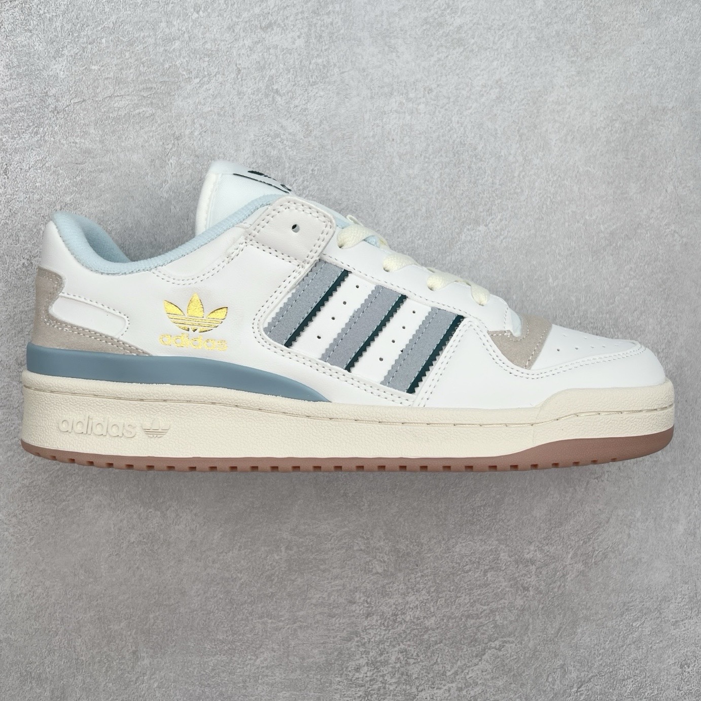 AD Forum 84 Low OG 低帮百搭潮流休闲运动板鞋 以复古篮球鞋的外形为基础 采用皮革拼接 简约百搭 更加贴合舒适 中底内侧网格造型起到点睛之笔 外底橡胶 更显复古 尺码：36 36.5 37.5 38 38.5 39 40 40.5 41 42 42.5 43 44 44.5 45-选品中心