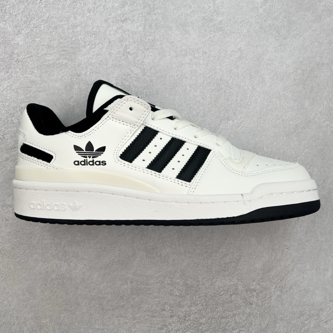 AD Forum 84 Low OG 低帮百搭潮流休闲运动板鞋 以复古篮球鞋的外形为基础 采用皮革拼接 简约百搭 更加贴合舒适 中底内侧网格造型起到点睛之笔 外底橡胶 更显复古 尺码：36 36.5 37.5 38 38.5 39 40 40.5 41 42 42.5 43 44 44.5 45-选品中心