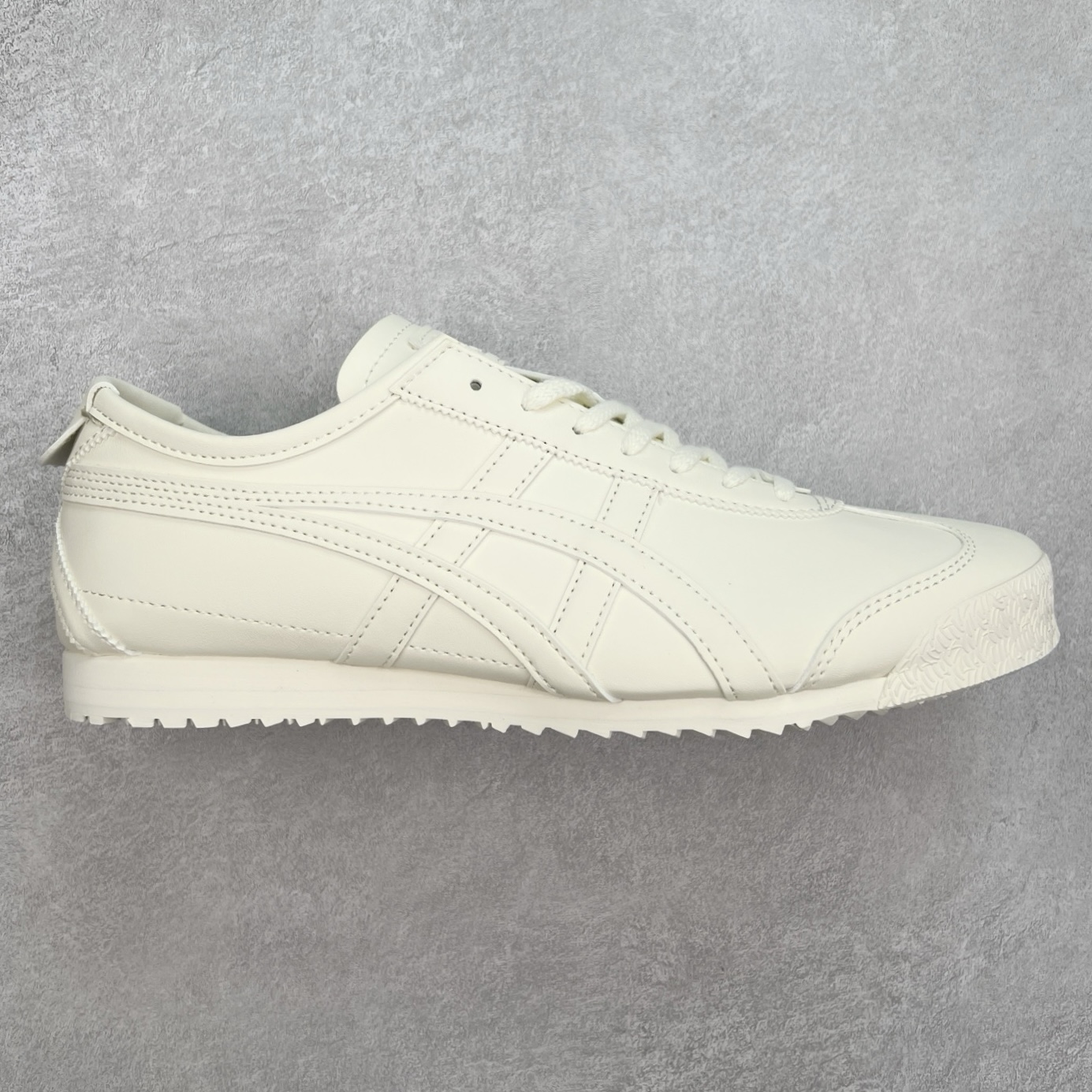 ＃C版 Asics Onitsuka Tiger MEXICO 66 亚瑟士鬼冢虎复古经典板鞋 CNY 龙年限定 白红 市场王者选手 海外订单工厂出品 长期生产补货永不断码 超成熟稳定的做工品控 原装全套纸板楦头开发 原汁原味 完美呈现版型 私模正确鞋底咬花纹路 一比一鞋头弧度高度鞋身弧度 绝不口嗨 细节品控鞋型随意秒杀市面 原档咬花纹路私模大底 一个单元有六个三角形 总体形拼接呈现花瓣状 官方四联吊牌 原装Ortholite轻量化鞋垫 原盒原配 质保卡 说明书 钢印防尘纸 纸板中底带钢印 乳胶组合鞋垫 支持全方位的对比专柜 产品从款式颜色造型上体现出追求舒适和细节的完美 鞋类更是推崇手工制作的严谨与完美 融舒适性与可穿性的设计风格 注重细节的完美和别致魅力 既保持稳重 又不失轻松的时尚感 尺码：36 37 37.5 38 39 39.5 40 40.5 41.5 42 42.5 43.5 44 45-选品中心