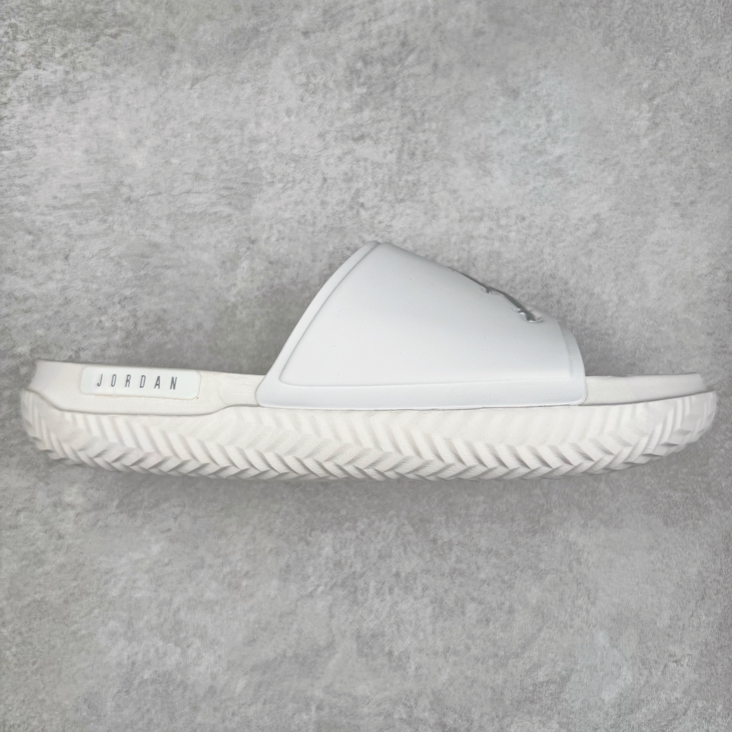 图片[7]-Air Jordan Play Slide AJ游玩系列舒适透气时尚一字休闲运动拖鞋 DC9835 运动拖鞋 面料材质为合成革 纯色简约设计 时尚百搭 耐磨性强 稳定性高 抓地更牢 不易打滑 尺码：36 37.5 38 39 40 41 42 43 44 45-选品中心