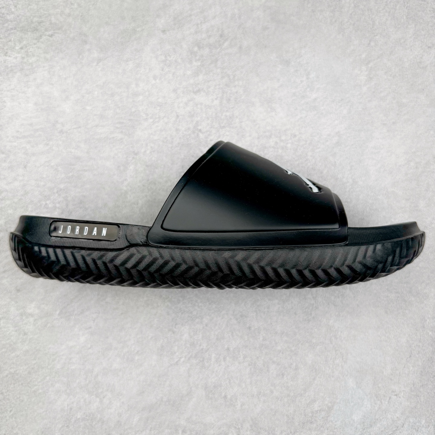 图片[5]-Air Jordan Play Slide AJ游玩系列舒适透气时尚一字休闲运动拖鞋 DC9835 运动拖鞋 面料材质为合成革 纯色简约设计 时尚百搭 耐磨性强 稳定性高 抓地更牢 不易打滑 尺码：36 37.5 38 39 40 41 42 43 44 45-选品中心