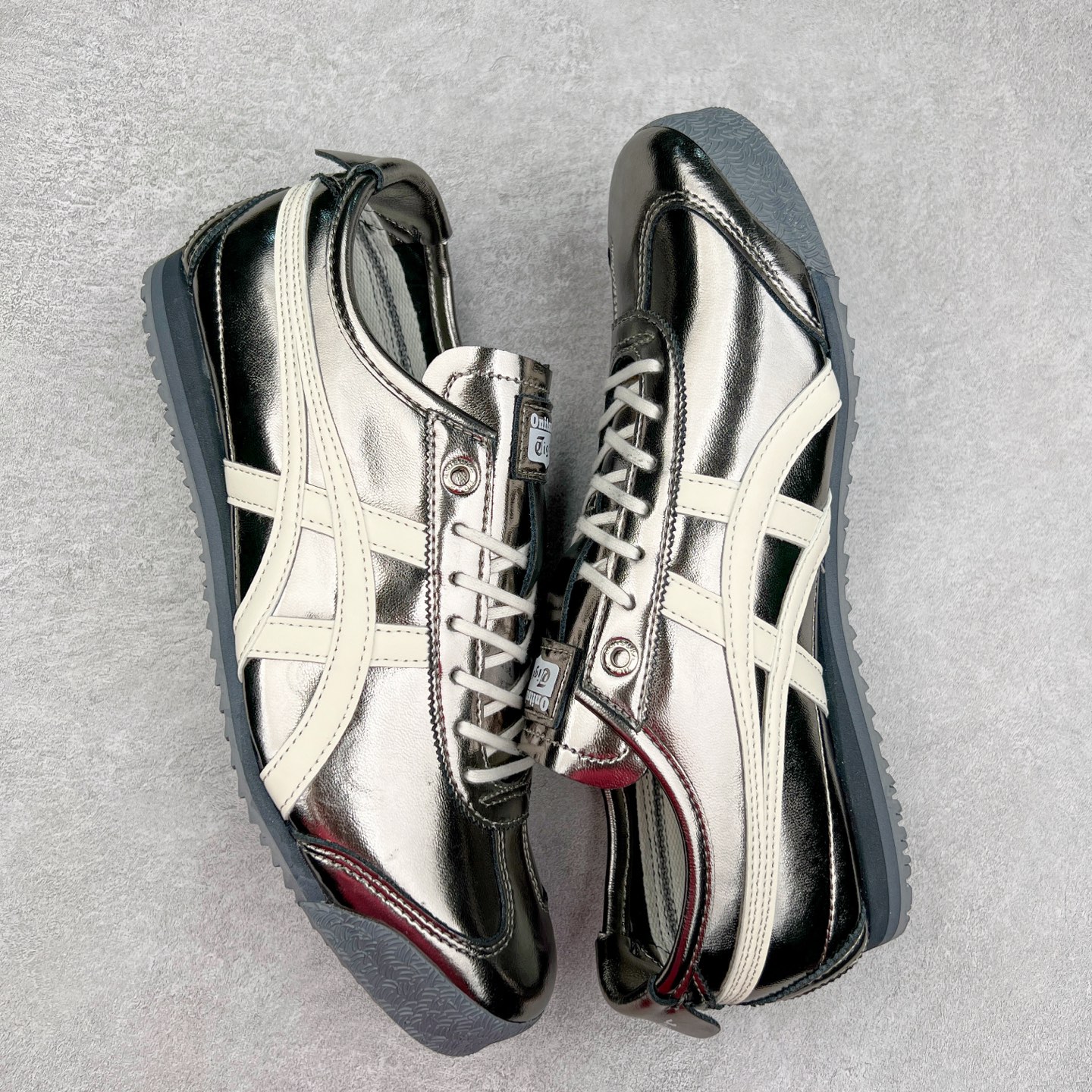 图片[3]-＃C版 Asics Onitsuka Tiger MEXICO 66 亚瑟士鬼冢虎复古经典板鞋 CNY 龙年限定 白红 市场王者选手 海外订单工厂出品 长期生产补货永不断码 超成熟稳定的做工品控 原装全套纸板楦头开发 原汁原味 完美呈现版型 私模正确鞋底咬花纹路 一比一鞋头弧度高度鞋身弧度 绝不口嗨 细节品控鞋型随意秒杀市面 原档咬花纹路私模大底 一个单元有六个三角形 总体形拼接呈现花瓣状 官方四联吊牌 原装Ortholite轻量化鞋垫 原盒原配 质保卡 说明书 钢印防尘纸 纸板中底带钢印 乳胶组合鞋垫 支持全方位的对比专柜 产品从款式颜色造型上体现出追求舒适和细节的完美 鞋类更是推崇手工制作的严谨与完美 融舒适性与可穿性的设计风格 注重细节的完美和别致魅力 既保持稳重 又不失轻松的时尚感 尺码：36 37 37.5 38 39 39.5 40 40.5 41.5 42 42.5 43.5 44 45-选品中心