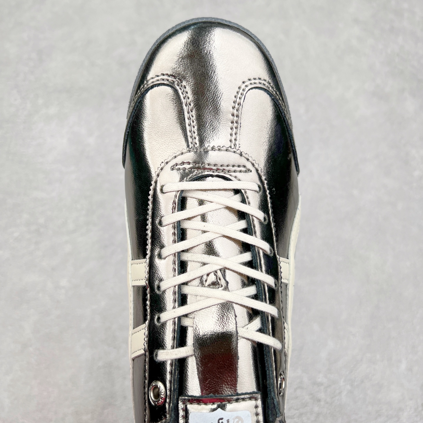 图片[4]-＃C版 Asics Onitsuka Tiger MEXICO 66 亚瑟士鬼冢虎复古经典板鞋 CNY 龙年限定 白红 市场王者选手 海外订单工厂出品 长期生产补货永不断码 超成熟稳定的做工品控 原装全套纸板楦头开发 原汁原味 完美呈现版型 私模正确鞋底咬花纹路 一比一鞋头弧度高度鞋身弧度 绝不口嗨 细节品控鞋型随意秒杀市面 原档咬花纹路私模大底 一个单元有六个三角形 总体形拼接呈现花瓣状 官方四联吊牌 原装Ortholite轻量化鞋垫 原盒原配 质保卡 说明书 钢印防尘纸 纸板中底带钢印 乳胶组合鞋垫 支持全方位的对比专柜 产品从款式颜色造型上体现出追求舒适和细节的完美 鞋类更是推崇手工制作的严谨与完美 融舒适性与可穿性的设计风格 注重细节的完美和别致魅力 既保持稳重 又不失轻松的时尚感 尺码：36 37 37.5 38 39 39.5 40 40.5 41.5 42 42.5 43.5 44 45-选品中心