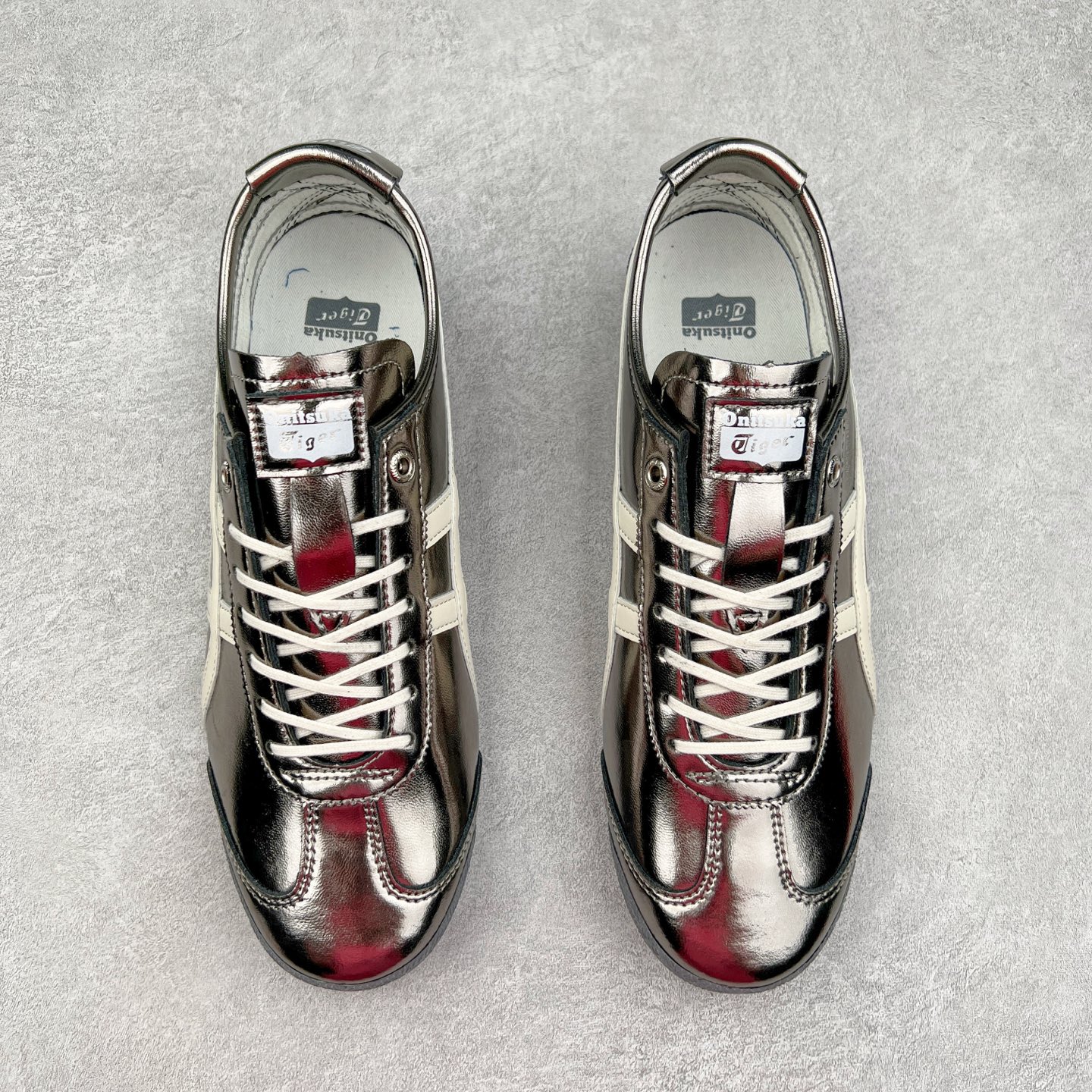 图片[2]-＃C版 Asics Onitsuka Tiger MEXICO 66 亚瑟士鬼冢虎复古经典板鞋 CNY 龙年限定 白红 市场王者选手 海外订单工厂出品 长期生产补货永不断码 超成熟稳定的做工品控 原装全套纸板楦头开发 原汁原味 完美呈现版型 私模正确鞋底咬花纹路 一比一鞋头弧度高度鞋身弧度 绝不口嗨 细节品控鞋型随意秒杀市面 原档咬花纹路私模大底 一个单元有六个三角形 总体形拼接呈现花瓣状 官方四联吊牌 原装Ortholite轻量化鞋垫 原盒原配 质保卡 说明书 钢印防尘纸 纸板中底带钢印 乳胶组合鞋垫 支持全方位的对比专柜 产品从款式颜色造型上体现出追求舒适和细节的完美 鞋类更是推崇手工制作的严谨与完美 融舒适性与可穿性的设计风格 注重细节的完美和别致魅力 既保持稳重 又不失轻松的时尚感 尺码：36 37 37.5 38 39 39.5 40 40.5 41.5 42 42.5 43.5 44 45-选品中心