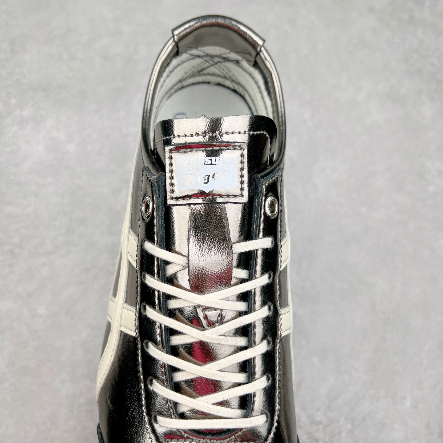 图片[5]-＃C版 Asics Onitsuka Tiger MEXICO 66 亚瑟士鬼冢虎复古经典板鞋 CNY 龙年限定 白红 市场王者选手 海外订单工厂出品 长期生产补货永不断码 超成熟稳定的做工品控 原装全套纸板楦头开发 原汁原味 完美呈现版型 私模正确鞋底咬花纹路 一比一鞋头弧度高度鞋身弧度 绝不口嗨 细节品控鞋型随意秒杀市面 原档咬花纹路私模大底 一个单元有六个三角形 总体形拼接呈现花瓣状 官方四联吊牌 原装Ortholite轻量化鞋垫 原盒原配 质保卡 说明书 钢印防尘纸 纸板中底带钢印 乳胶组合鞋垫 支持全方位的对比专柜 产品从款式颜色造型上体现出追求舒适和细节的完美 鞋类更是推崇手工制作的严谨与完美 融舒适性与可穿性的设计风格 注重细节的完美和别致魅力 既保持稳重 又不失轻松的时尚感 尺码：36 37 37.5 38 39 39.5 40 40.5 41.5 42 42.5 43.5 44 45-选品中心