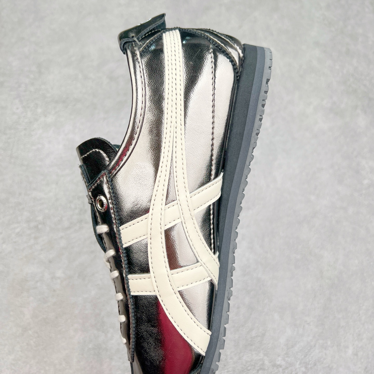 图片[7]-＃C版 Asics Onitsuka Tiger MEXICO 66 亚瑟士鬼冢虎复古经典板鞋 CNY 龙年限定 白红 市场王者选手 海外订单工厂出品 长期生产补货永不断码 超成熟稳定的做工品控 原装全套纸板楦头开发 原汁原味 完美呈现版型 私模正确鞋底咬花纹路 一比一鞋头弧度高度鞋身弧度 绝不口嗨 细节品控鞋型随意秒杀市面 原档咬花纹路私模大底 一个单元有六个三角形 总体形拼接呈现花瓣状 官方四联吊牌 原装Ortholite轻量化鞋垫 原盒原配 质保卡 说明书 钢印防尘纸 纸板中底带钢印 乳胶组合鞋垫 支持全方位的对比专柜 产品从款式颜色造型上体现出追求舒适和细节的完美 鞋类更是推崇手工制作的严谨与完美 融舒适性与可穿性的设计风格 注重细节的完美和别致魅力 既保持稳重 又不失轻松的时尚感 尺码：36 37 37.5 38 39 39.5 40 40.5 41.5 42 42.5 43.5 44 45-选品中心