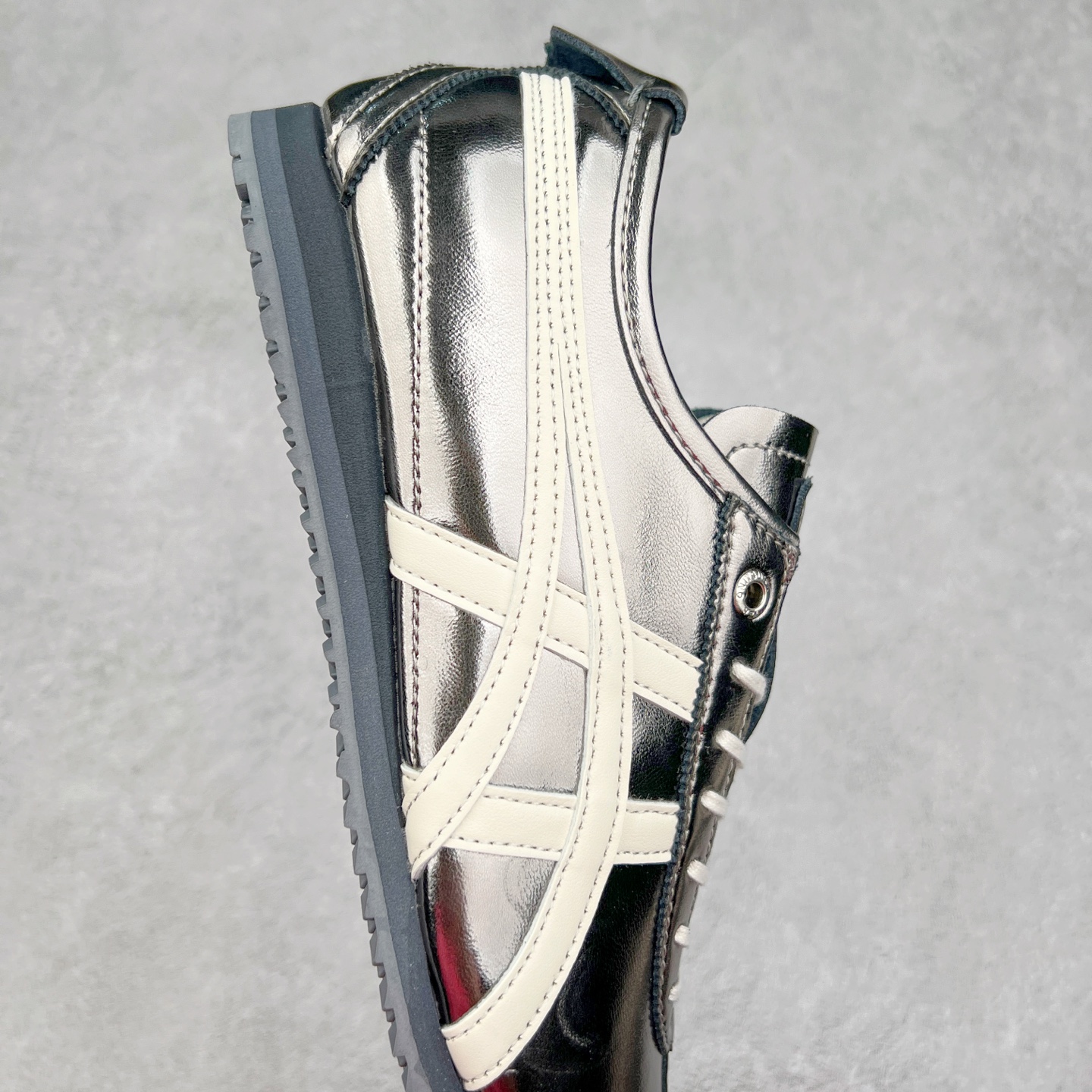 图片[6]-＃C版 Asics Onitsuka Tiger MEXICO 66 亚瑟士鬼冢虎复古经典板鞋 CNY 龙年限定 白红 市场王者选手 海外订单工厂出品 长期生产补货永不断码 超成熟稳定的做工品控 原装全套纸板楦头开发 原汁原味 完美呈现版型 私模正确鞋底咬花纹路 一比一鞋头弧度高度鞋身弧度 绝不口嗨 细节品控鞋型随意秒杀市面 原档咬花纹路私模大底 一个单元有六个三角形 总体形拼接呈现花瓣状 官方四联吊牌 原装Ortholite轻量化鞋垫 原盒原配 质保卡 说明书 钢印防尘纸 纸板中底带钢印 乳胶组合鞋垫 支持全方位的对比专柜 产品从款式颜色造型上体现出追求舒适和细节的完美 鞋类更是推崇手工制作的严谨与完美 融舒适性与可穿性的设计风格 注重细节的完美和别致魅力 既保持稳重 又不失轻松的时尚感 尺码：36 37 37.5 38 39 39.5 40 40.5 41.5 42 42.5 43.5 44 45-选品中心