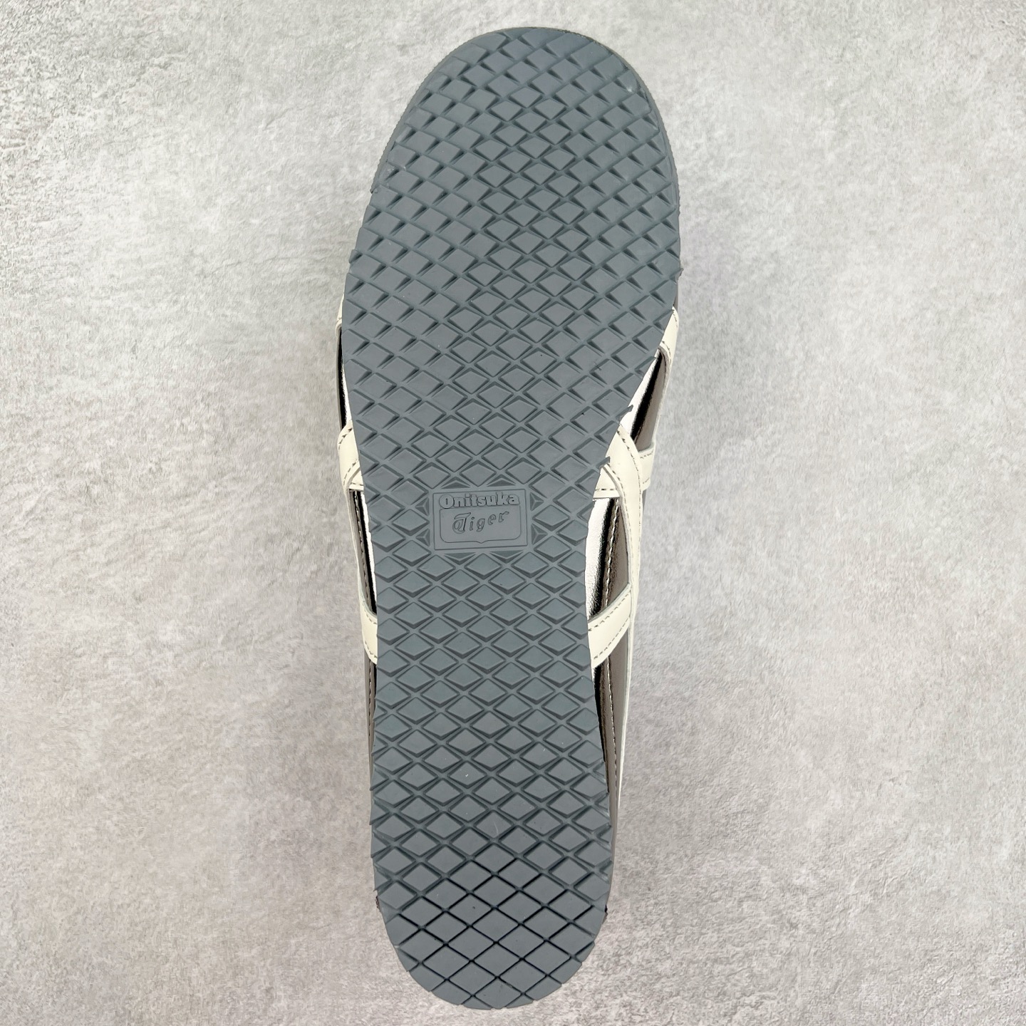 图片[9]-＃C版 Asics Onitsuka Tiger MEXICO 66 亚瑟士鬼冢虎复古经典板鞋 CNY 龙年限定 白红 市场王者选手 海外订单工厂出品 长期生产补货永不断码 超成熟稳定的做工品控 原装全套纸板楦头开发 原汁原味 完美呈现版型 私模正确鞋底咬花纹路 一比一鞋头弧度高度鞋身弧度 绝不口嗨 细节品控鞋型随意秒杀市面 原档咬花纹路私模大底 一个单元有六个三角形 总体形拼接呈现花瓣状 官方四联吊牌 原装Ortholite轻量化鞋垫 原盒原配 质保卡 说明书 钢印防尘纸 纸板中底带钢印 乳胶组合鞋垫 支持全方位的对比专柜 产品从款式颜色造型上体现出追求舒适和细节的完美 鞋类更是推崇手工制作的严谨与完美 融舒适性与可穿性的设计风格 注重细节的完美和别致魅力 既保持稳重 又不失轻松的时尚感 尺码：36 37 37.5 38 39 39.5 40 40.5 41.5 42 42.5 43.5 44 45-选品中心