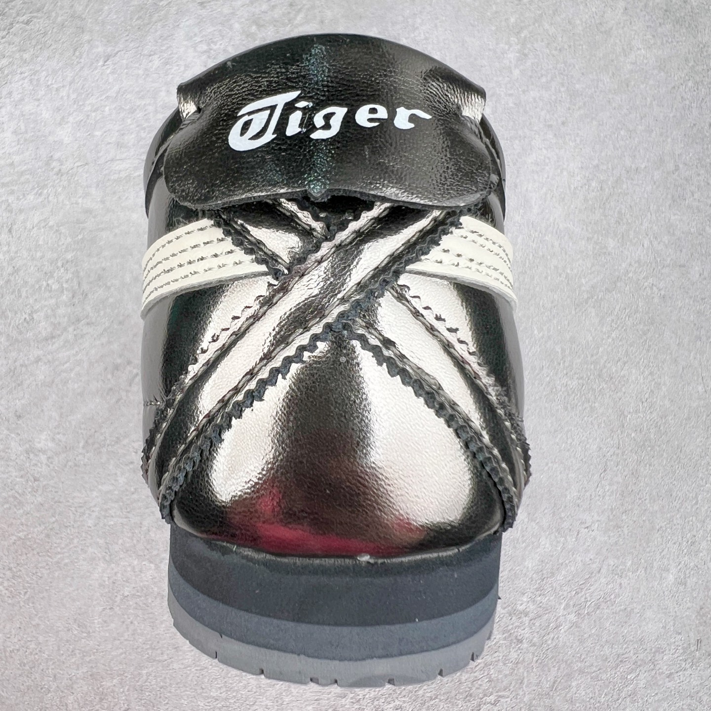 图片[8]-＃C版 Asics Onitsuka Tiger MEXICO 66 亚瑟士鬼冢虎复古经典板鞋 CNY 龙年限定 白红 市场王者选手 海外订单工厂出品 长期生产补货永不断码 超成熟稳定的做工品控 原装全套纸板楦头开发 原汁原味 完美呈现版型 私模正确鞋底咬花纹路 一比一鞋头弧度高度鞋身弧度 绝不口嗨 细节品控鞋型随意秒杀市面 原档咬花纹路私模大底 一个单元有六个三角形 总体形拼接呈现花瓣状 官方四联吊牌 原装Ortholite轻量化鞋垫 原盒原配 质保卡 说明书 钢印防尘纸 纸板中底带钢印 乳胶组合鞋垫 支持全方位的对比专柜 产品从款式颜色造型上体现出追求舒适和细节的完美 鞋类更是推崇手工制作的严谨与完美 融舒适性与可穿性的设计风格 注重细节的完美和别致魅力 既保持稳重 又不失轻松的时尚感 尺码：36 37 37.5 38 39 39.5 40 40.5 41.5 42 42.5 43.5 44 45-选品中心